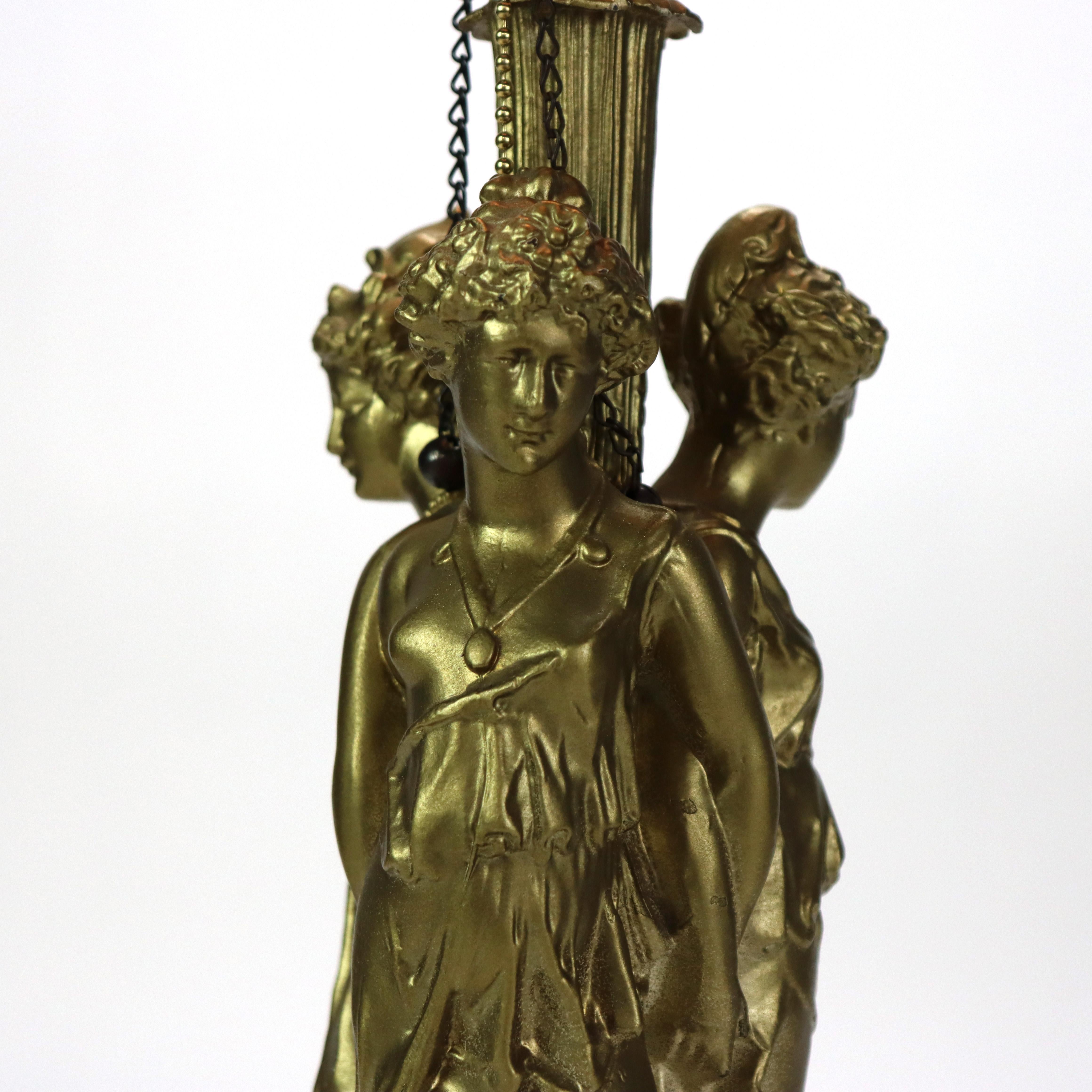 Antigua Lámpara de Mesa Clásica Dorada Figurada de 3 Gracias con Pantalla de Vidrio Grabado C1890.   
Medidas - 23,75