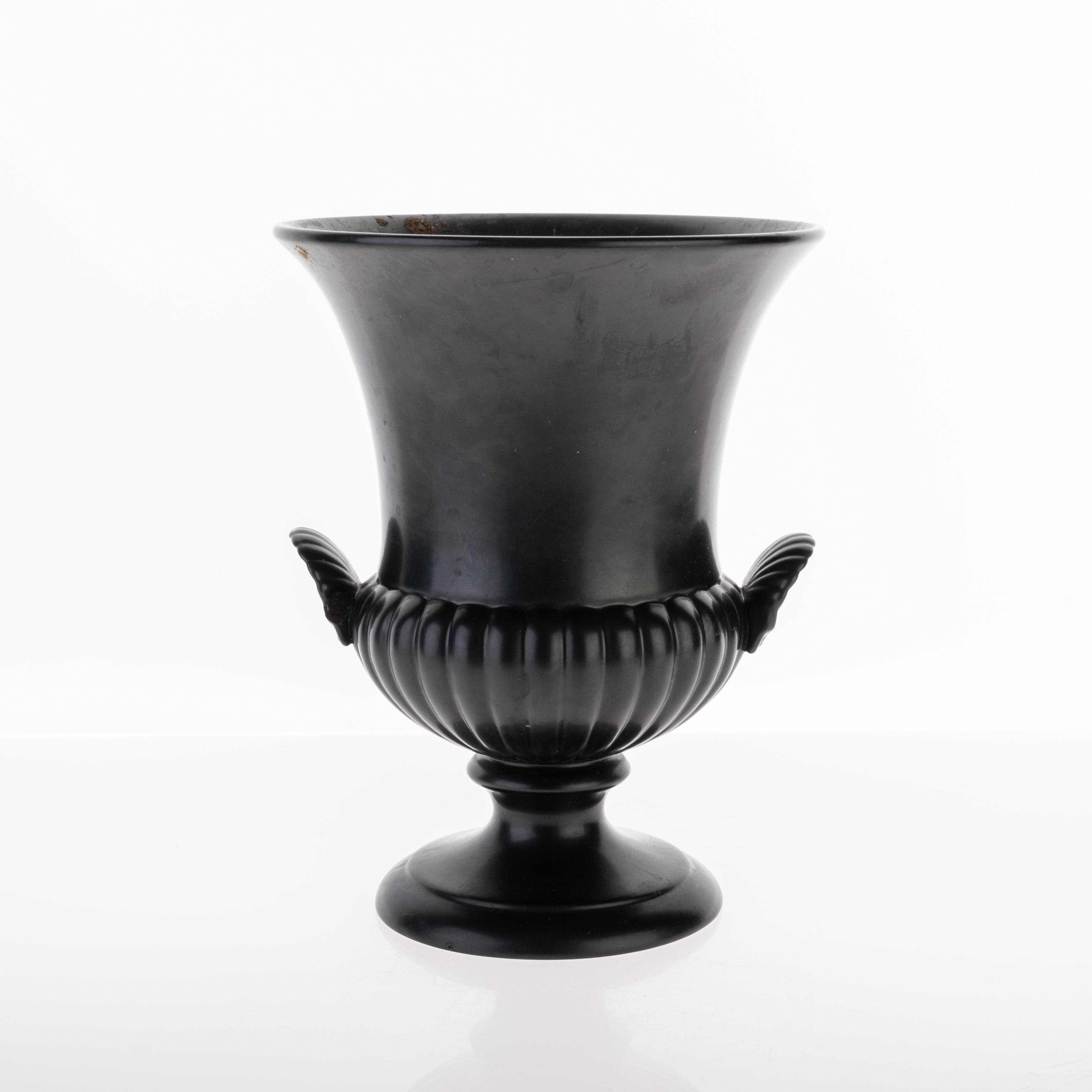 Antique Classical Wedgwood Black Basalt Shell Handled Ravenstone Urn Vase In Good Condition In Nottingham, GB