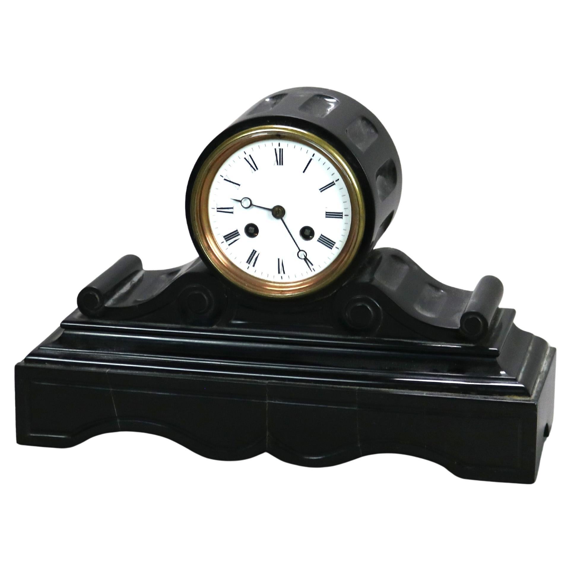 Antike Schiefer-Manteluhr in klassischem Design, um 1890