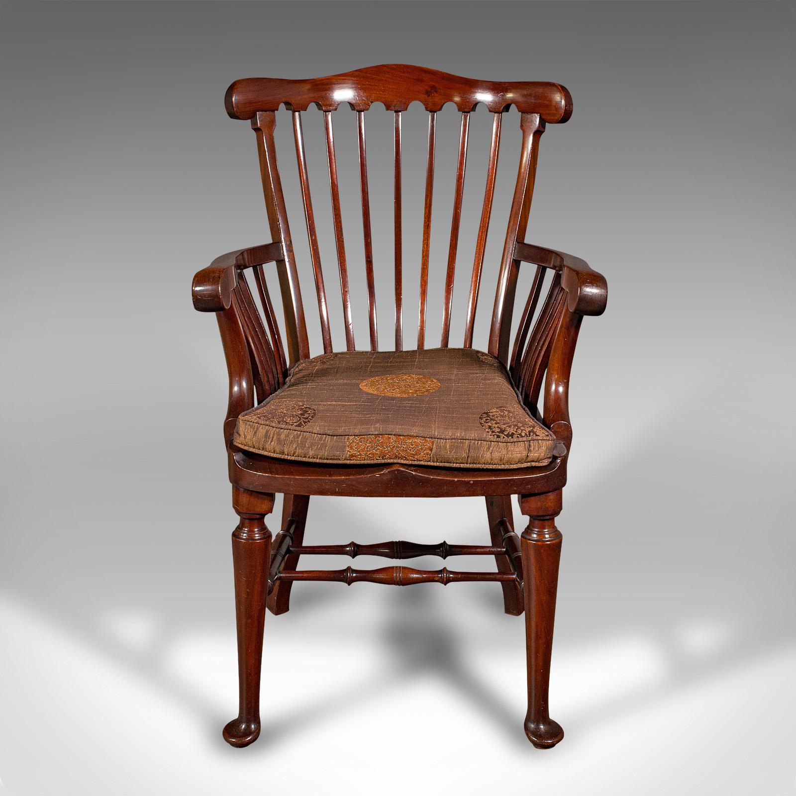 Il s'agit d'un ancien fauteuil d'ecclésiastique. Un fauteuil anglais en acajou et en hêtre, de style néo-géorgien, datant de la fin de la période victorienne, vers 1890.

Fauteuil de facture élégante avec une finition et une couleur