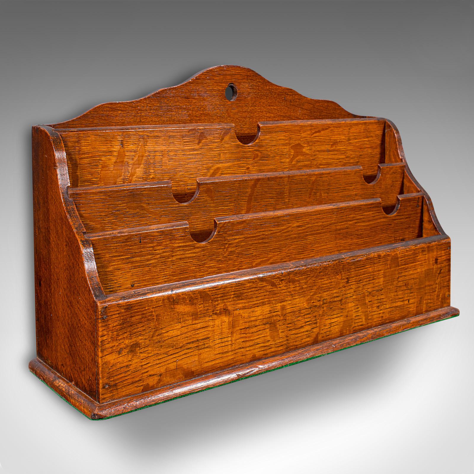 
Il s'agit d'un ancien rangement de bureau d'employé. Organisateur de comptoir ou porte-lettres anglais en chêne, datant de la période victorienne, vers 1870.

Organisateur victorien attrayant avec de superbes illustrations et couleurs
Présente une