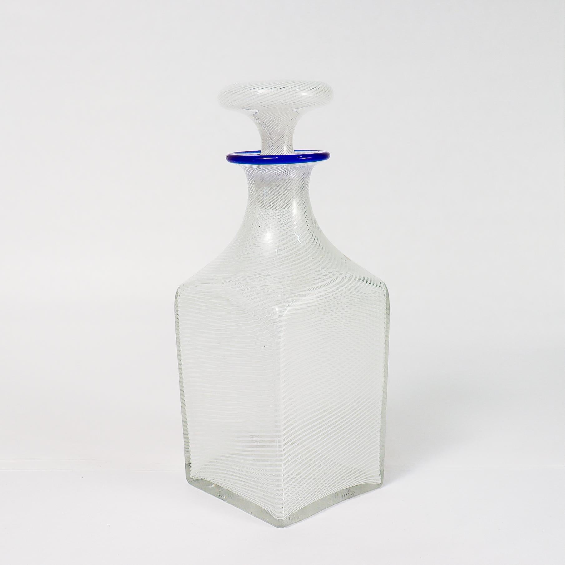 Une belle carafe ou bouteille à liqueur ancienne en verre d'art français. 

Attribué à Clichy. 

Whiting : corps de forme carrée, motif tourbillonnant blanc sur l'ensemble du corps, lèvre bleue appliquée et très, très faibles traces (presque