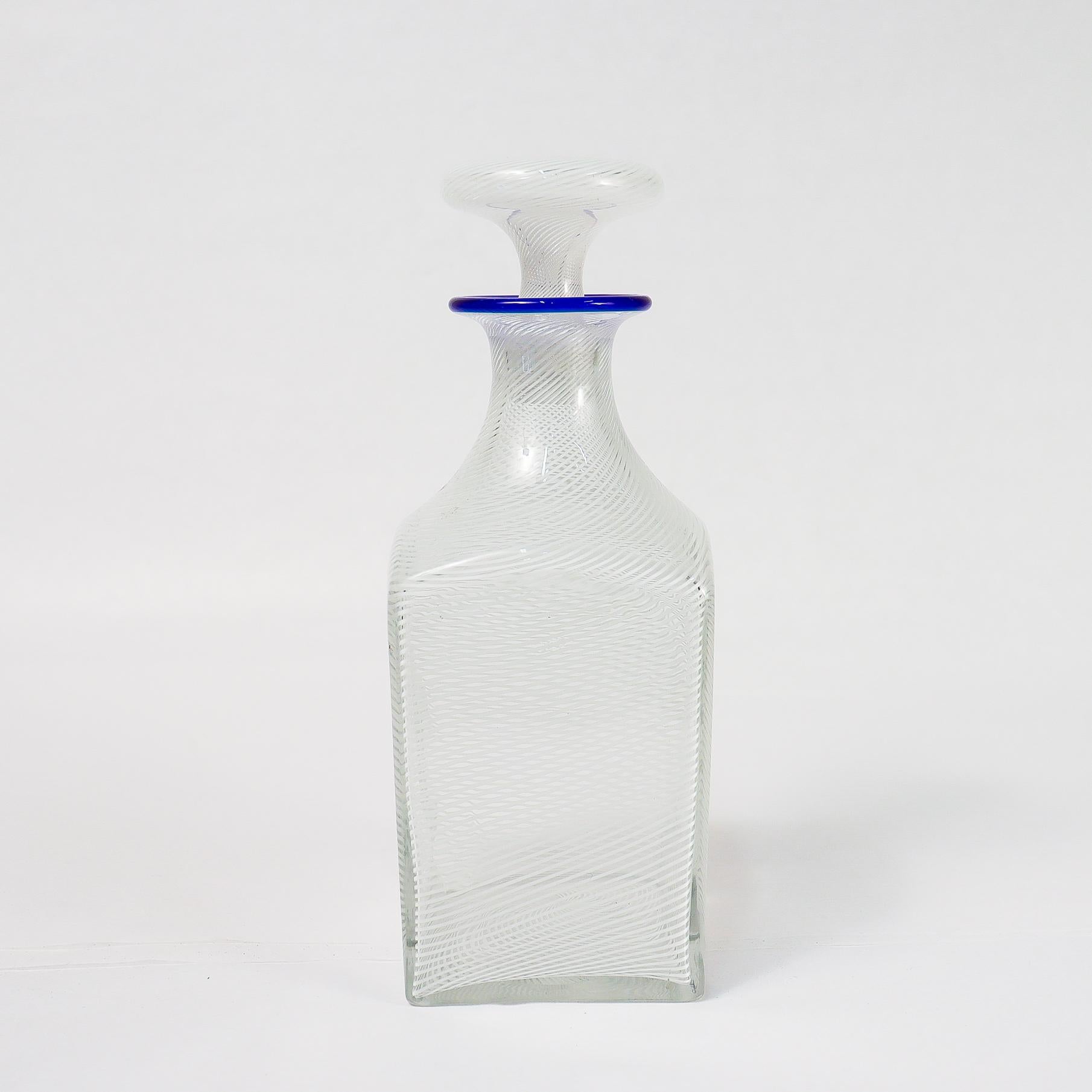 Carafe ou bouteille de liqueur antique Clichy Latticino en verre français tourbillonnant Bon état - En vente à Philadelphia, PA