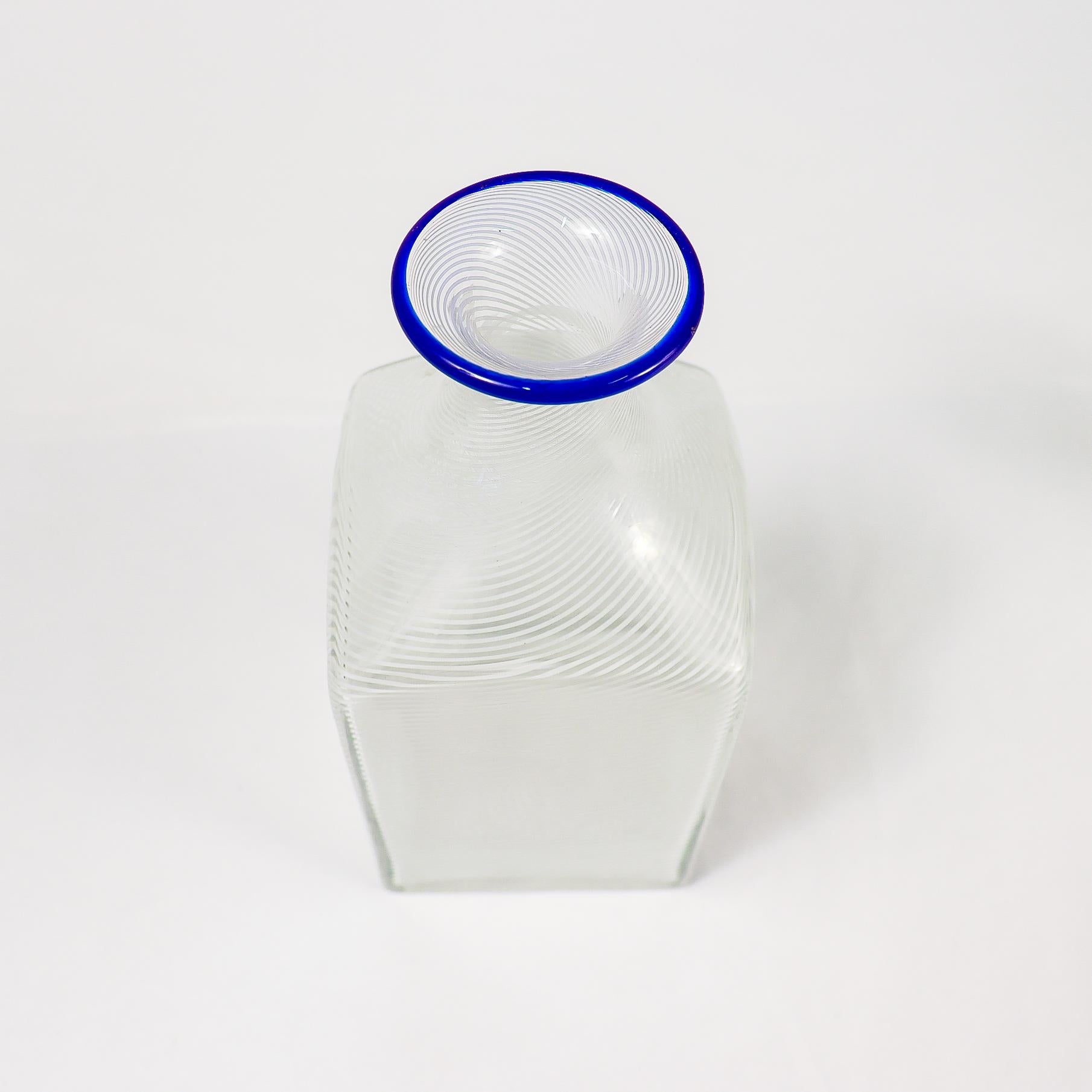 Verre Carafe ou bouteille de liqueur antique Clichy Latticino en verre français tourbillonnant en vente