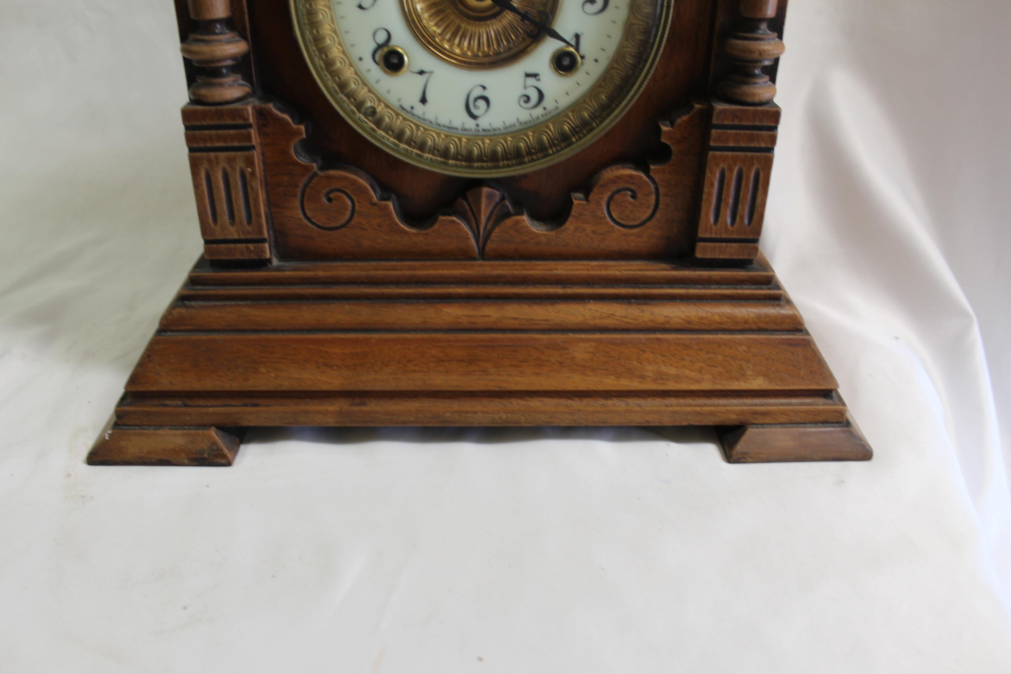 Eine gut aussehende Uhr. Hergestellt in New York von Ansonia clock co. Zeigt Label auf der Rückseite. 8 Tage Stürmer. Das Uhrwerk ist auch markiert und datiert 1878 ! Die Uhr hat einen amerikanischen Messingadler auf der Oberseite. Das Zifferblatt