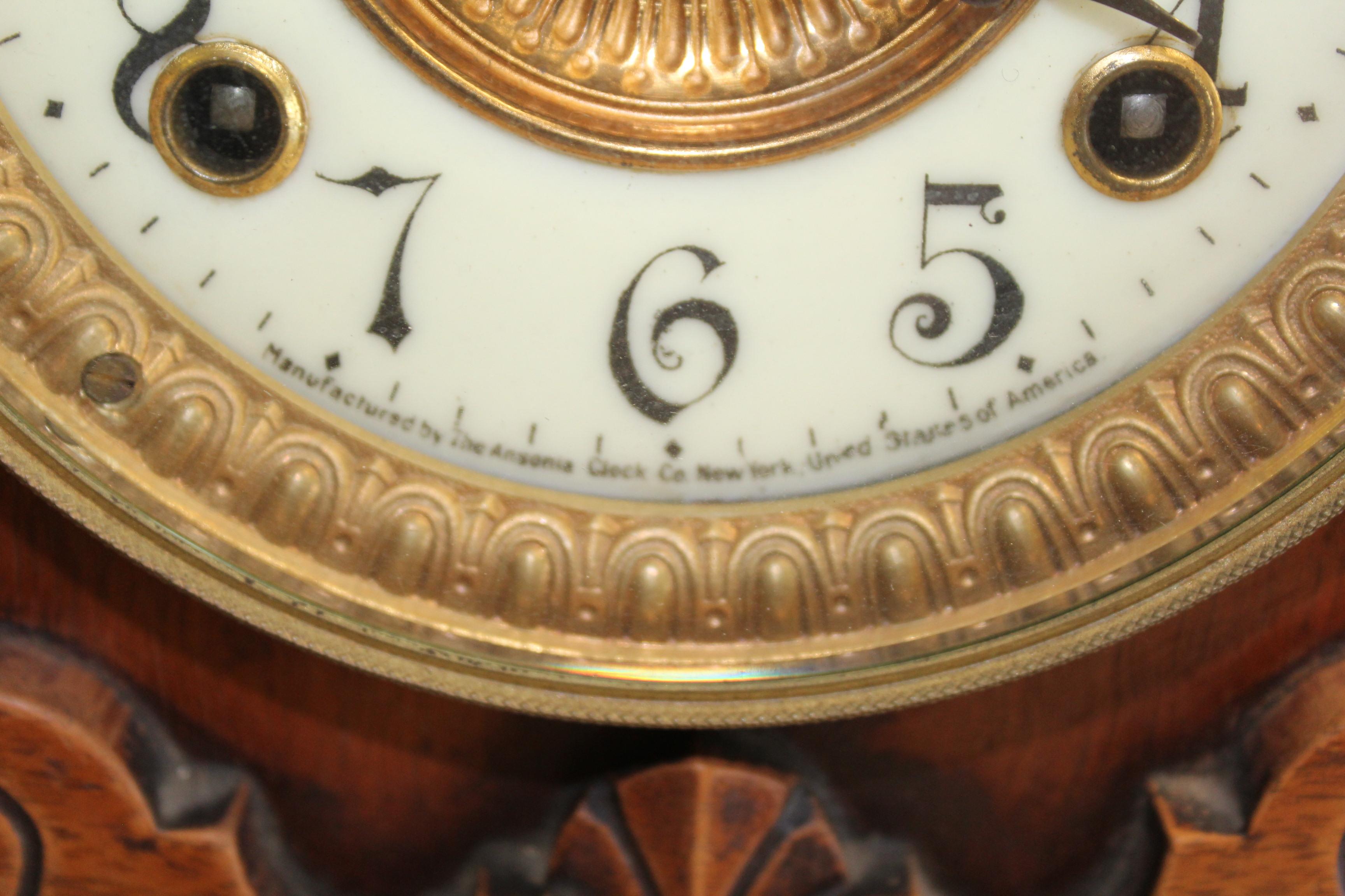 Antike Uhr Ansonia Eiche Gehäuse w Eagle im Zustand „Gut“ im Angebot in Los Angeles, CA
