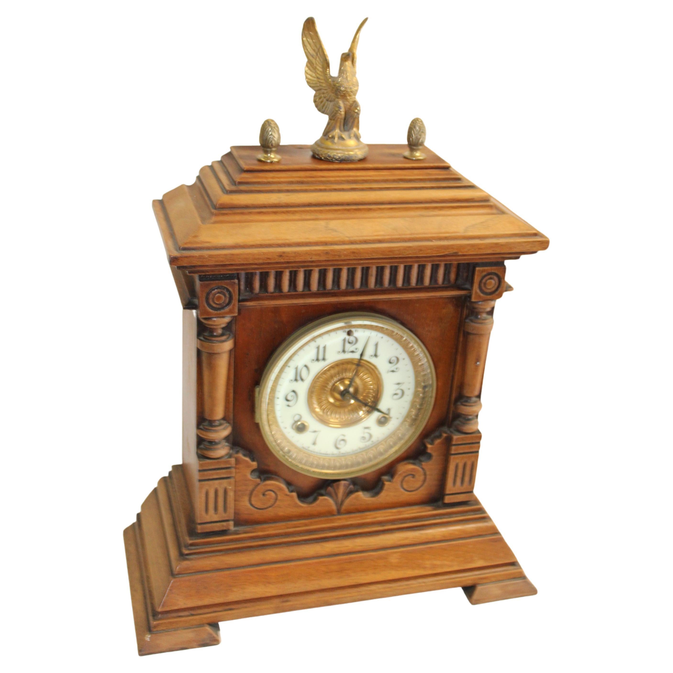 Horloge ancienne Ansonia en chêne avec aigle