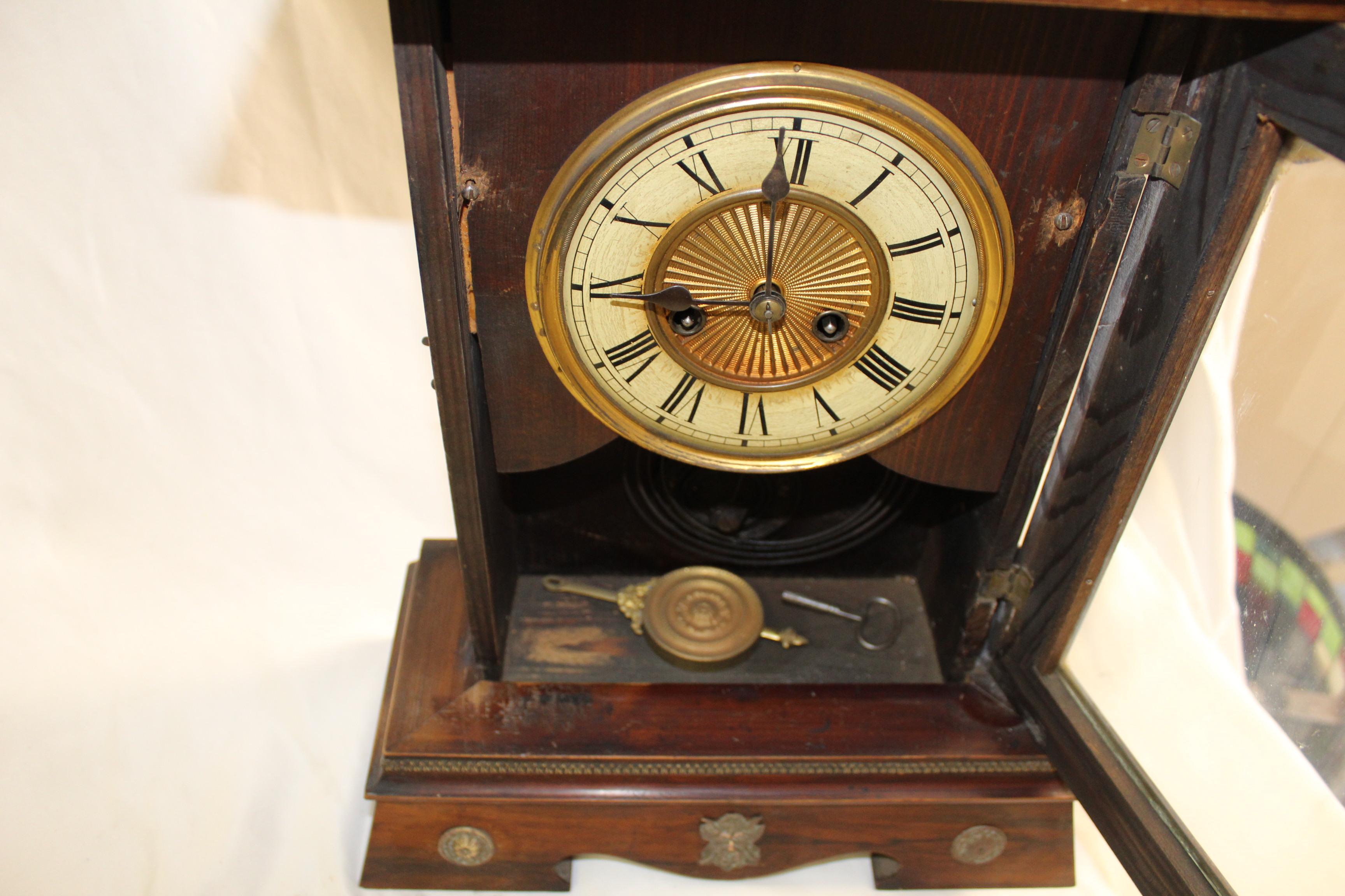 Antike Uhr / Adler-Top mit Messing-Applikationen um  im Zustand „Gut“ im Angebot in Los Angeles, CA