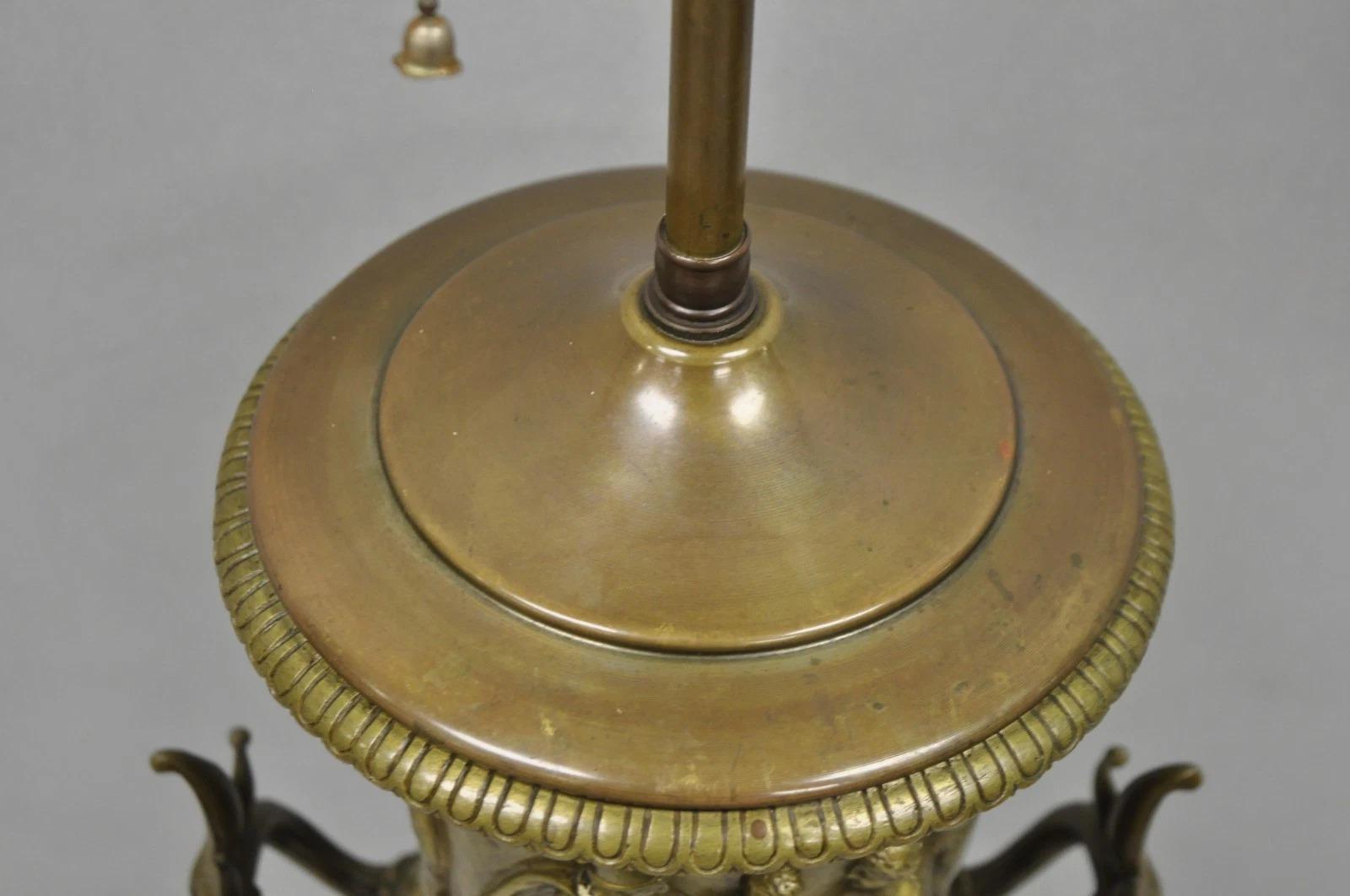 Antike Clodion Französisch neoklassischen Figural Bronze Trophäe Cup Urne Tischlampe im Angebot 7