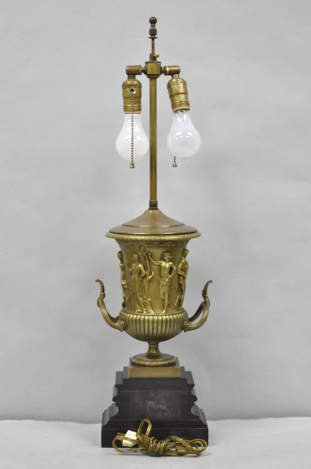 Antike Clodion Französisch neoklassischen Figural Bronze Trophäe Cup Urne Tischlampe im Angebot 8