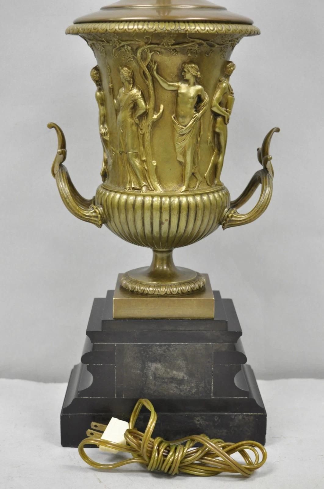 Antike Clodion Französisch neoklassischen Figural Bronze Trophäe Cup Urne Tischlampe im Angebot 9