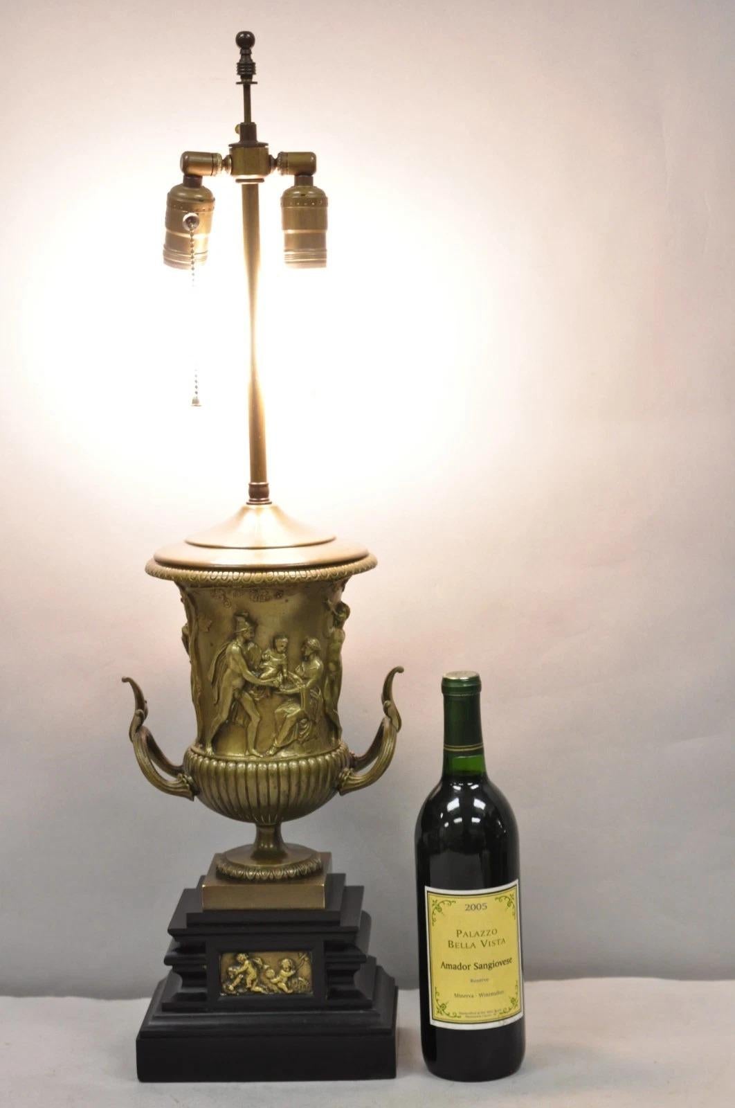 Antike französische neoklassische Stil Figural Bronze Trophäe Cup Urne Tischlampe, signiert Clodion. CIRCA Anfang des 20. Jahrhunderts. Abmessungen: 30