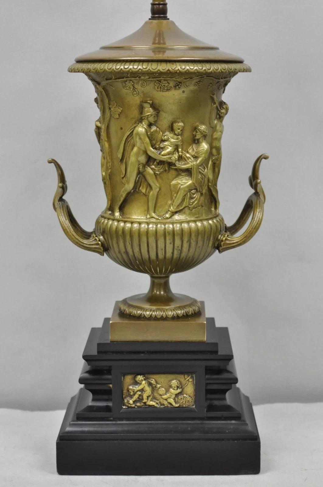 Antike Clodion Französisch neoklassischen Figural Bronze Trophäe Cup Urne Tischlampe (Neoklassisch) im Angebot