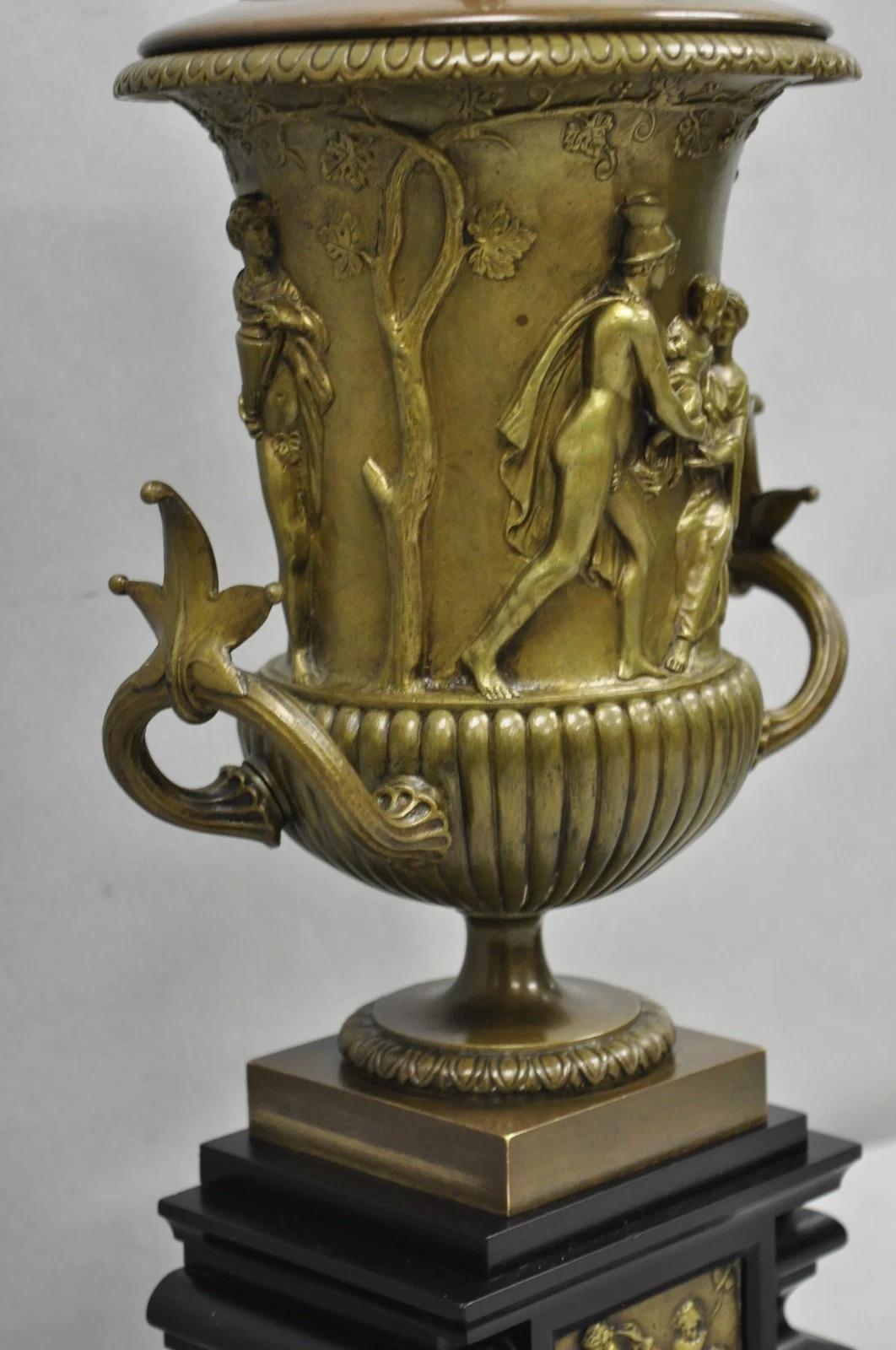 Antike Clodion Französisch neoklassischen Figural Bronze Trophäe Cup Urne Tischlampe (20. Jahrhundert) im Angebot