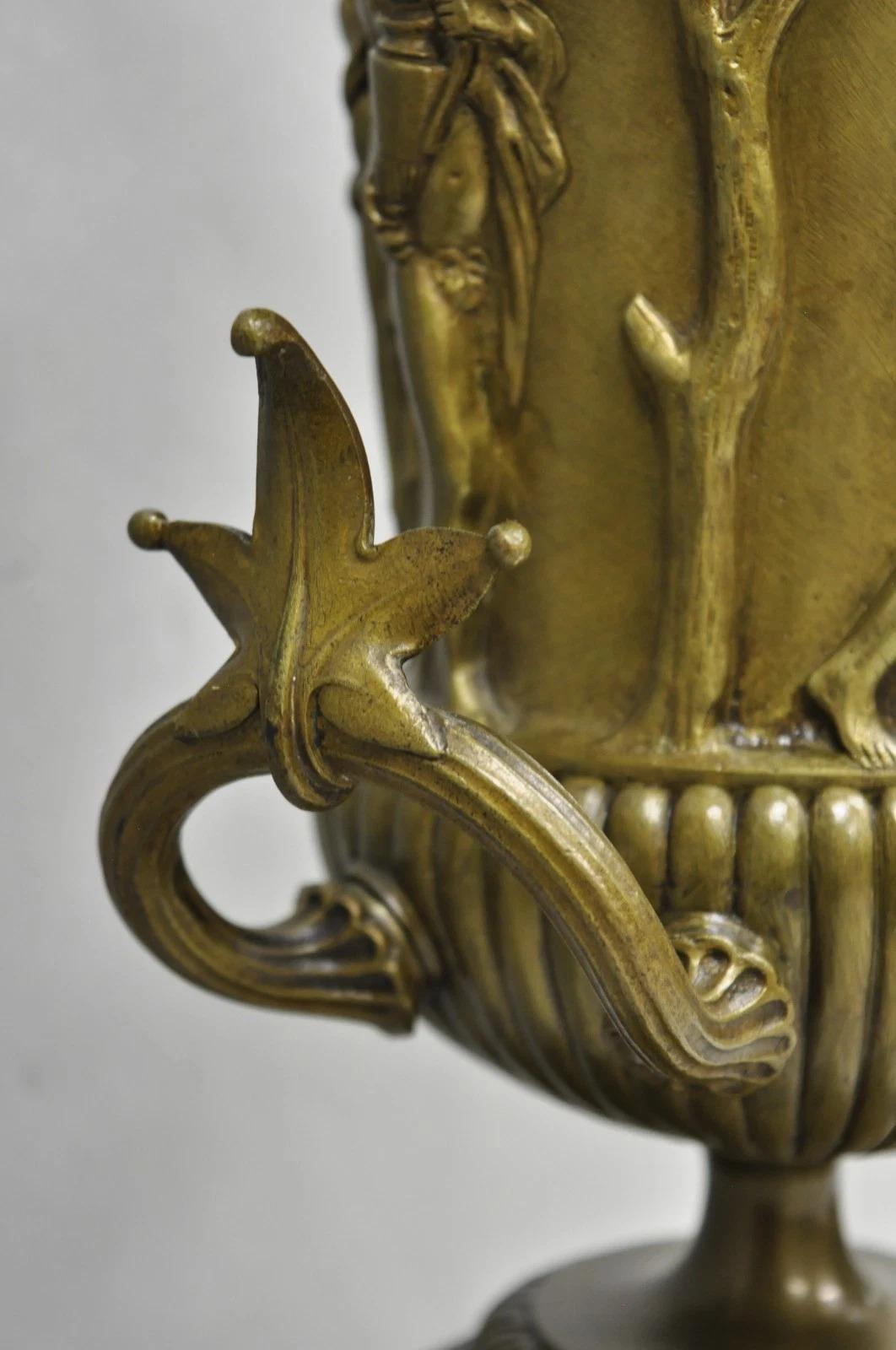 Antike Clodion Französisch neoklassischen Figural Bronze Trophäe Cup Urne Tischlampe im Angebot 1