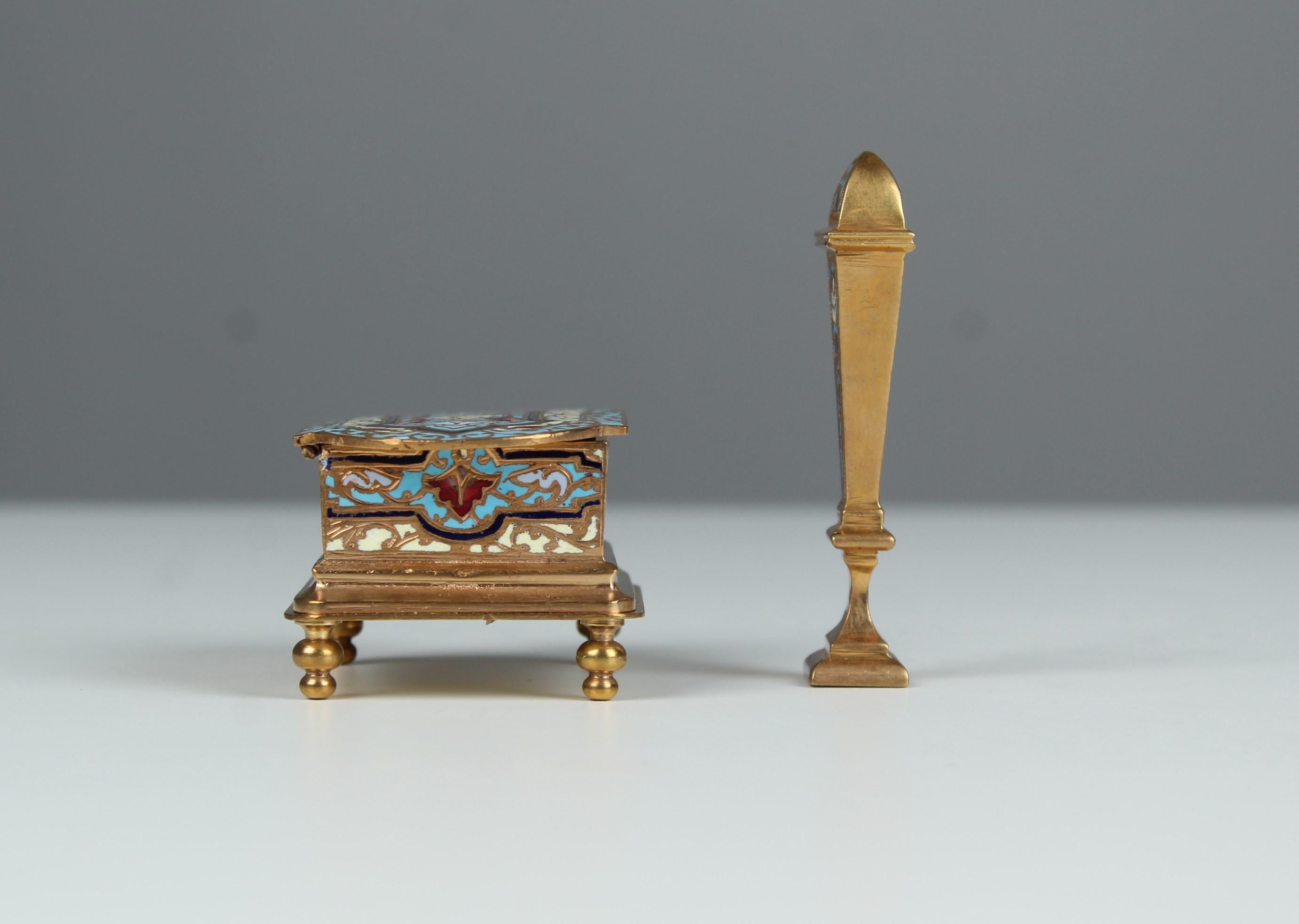 Antikes Cloisonné-Emaille-Schreibtischset, Bronze Doré, Frankreich, CIRCA 1880 (Vergoldet) im Angebot