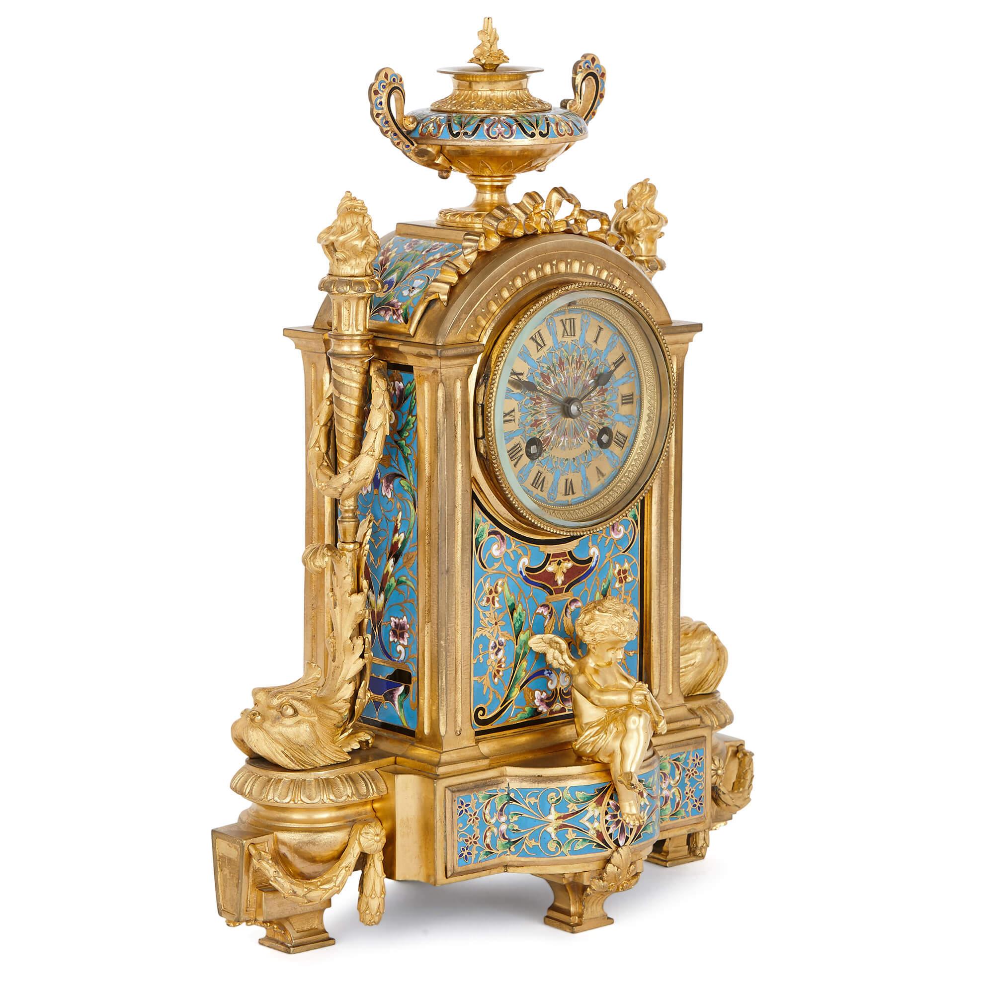 Ce merveilleux ensemble d'horloges en émail cloisonné est une œuvre d'art de style néoclassique : chaque pièce est minutieusement appliquée avec des émaux turquoise et verts, réalisés selon la technique du cloisonnement.

L'ensemble se compose