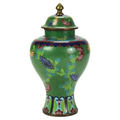 Ancienne urne à couvercle émaillé cloisonnée avec fleurs de jardin C1920