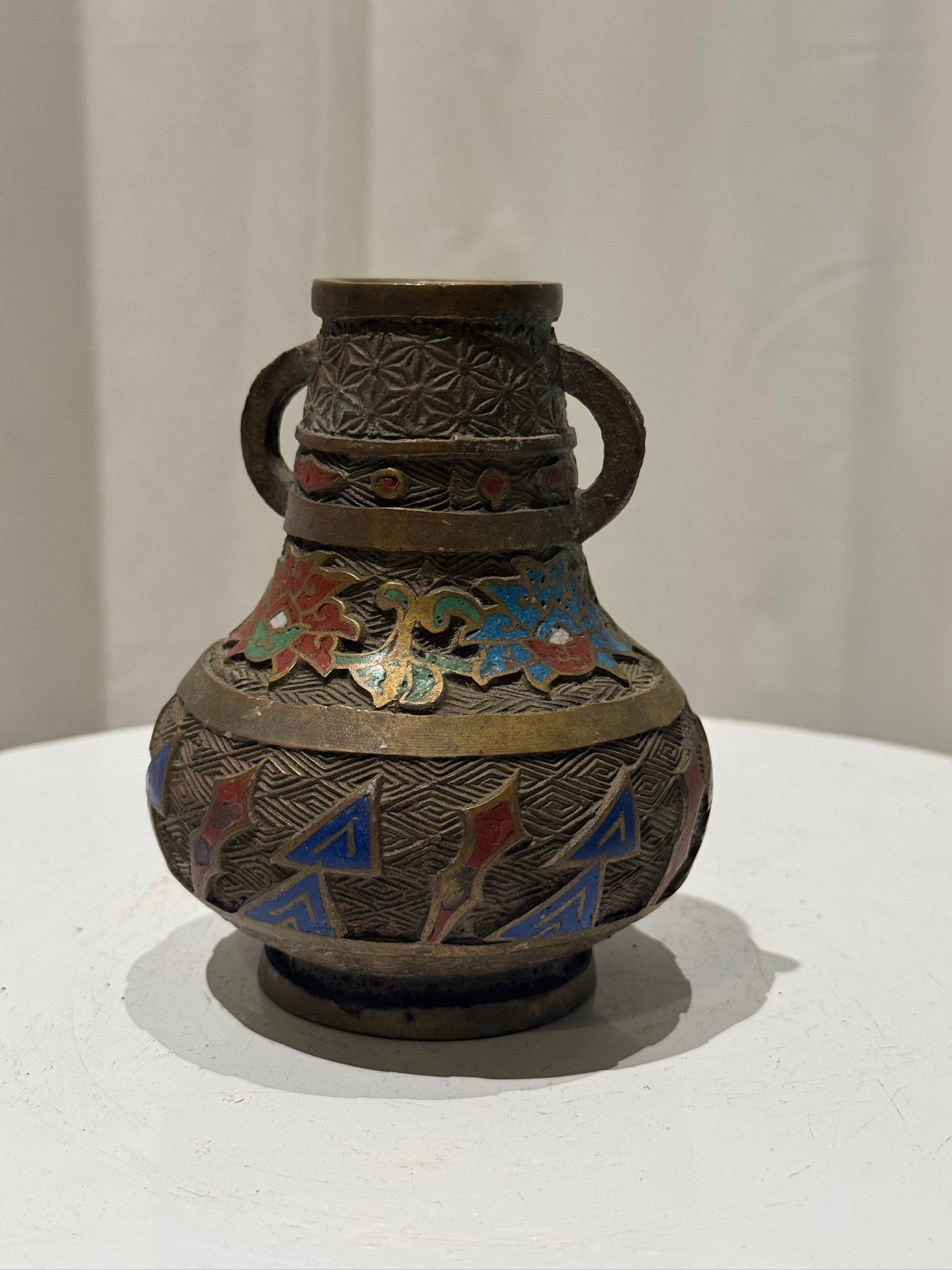 Cineserie Antico vaso a bocciolo in ottone intarsiato a cloisonné con doppio manico in vendita
