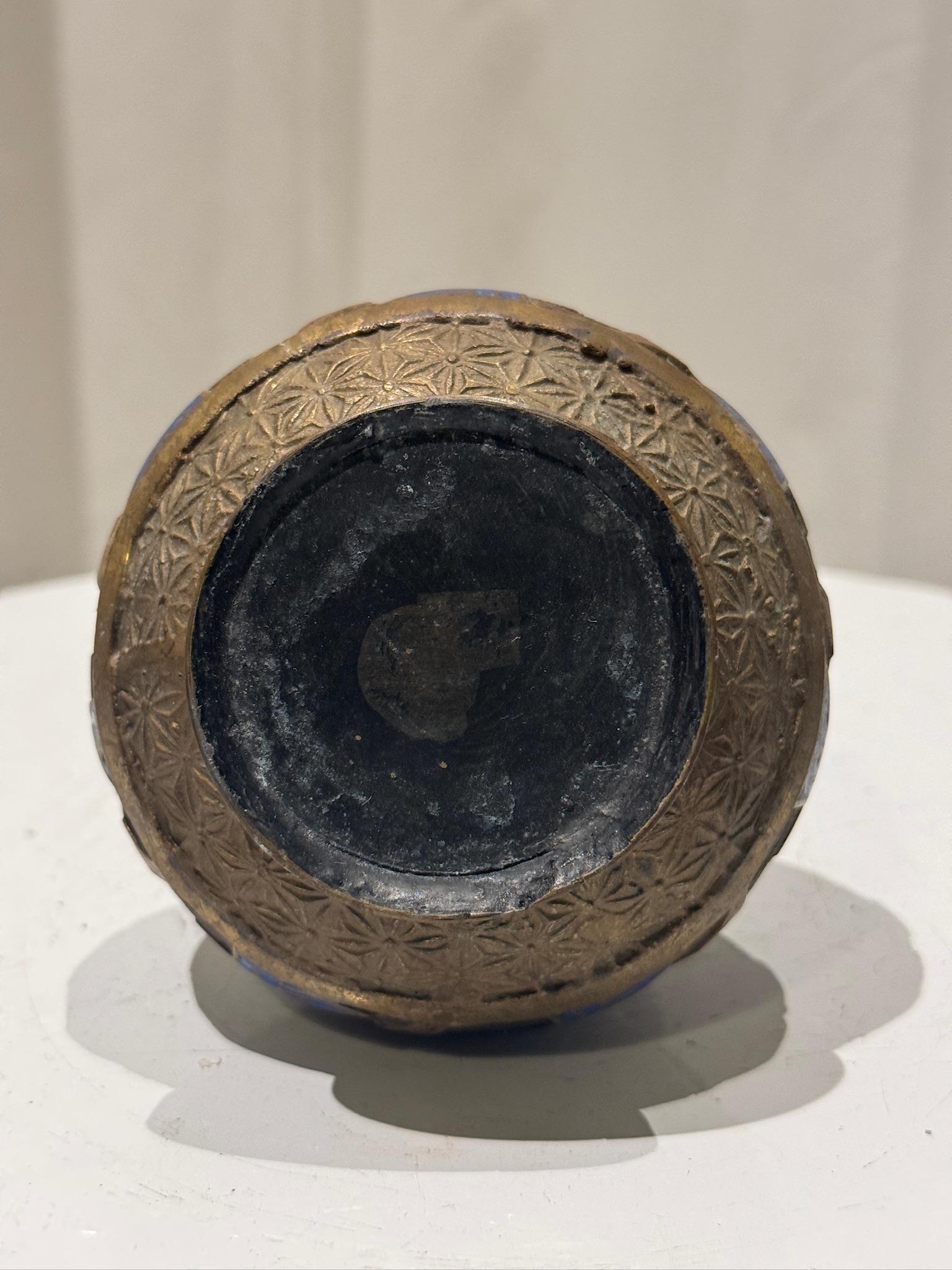 Smaltato Antico vaso a bocciolo in ottone intarsiato a cloisonné con doppio manico in vendita