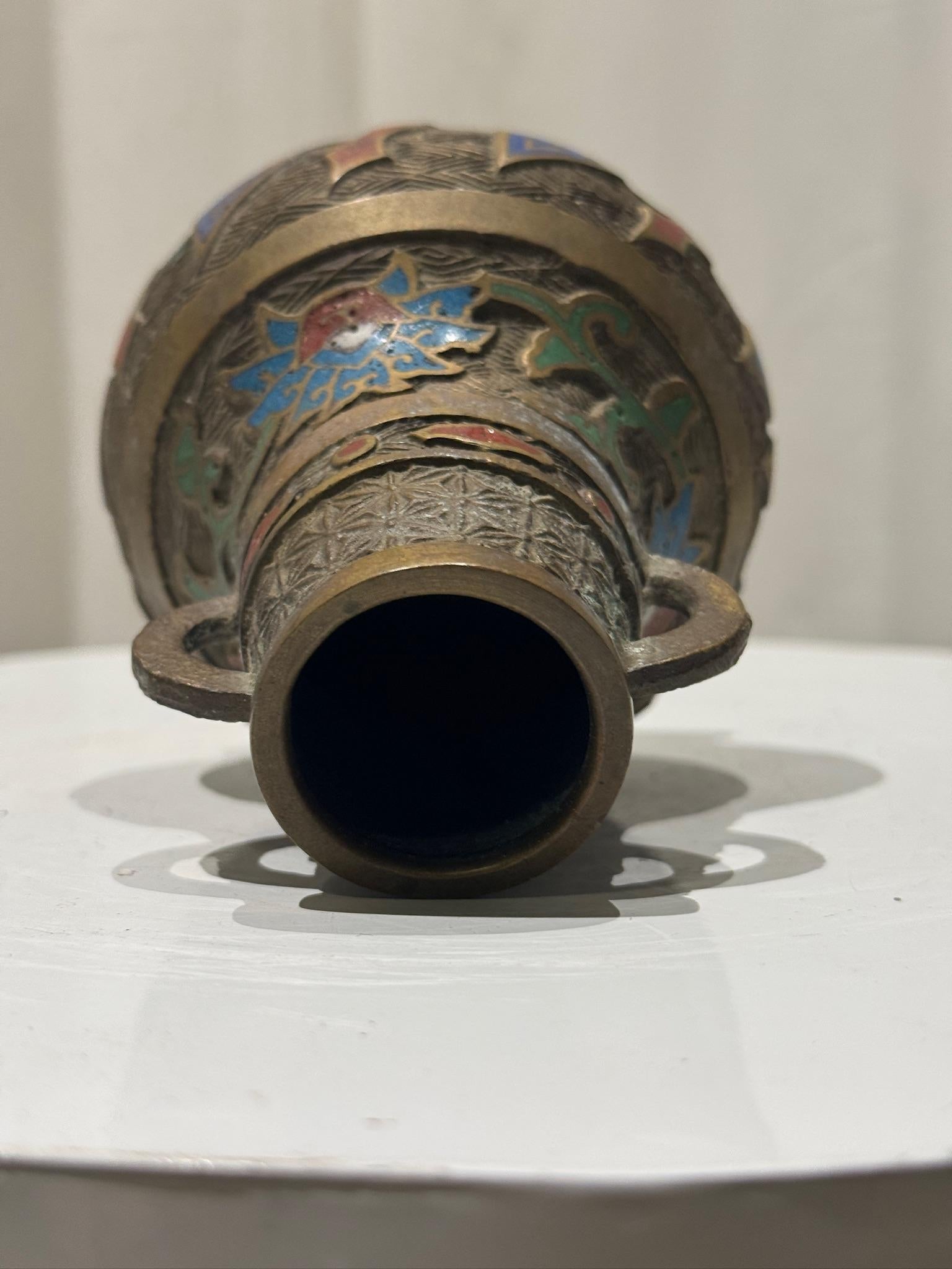 Antico vaso a bocciolo in ottone intarsiato a cloisonné con doppio manico In condizioni buone in vendita a West Hollywood, CA