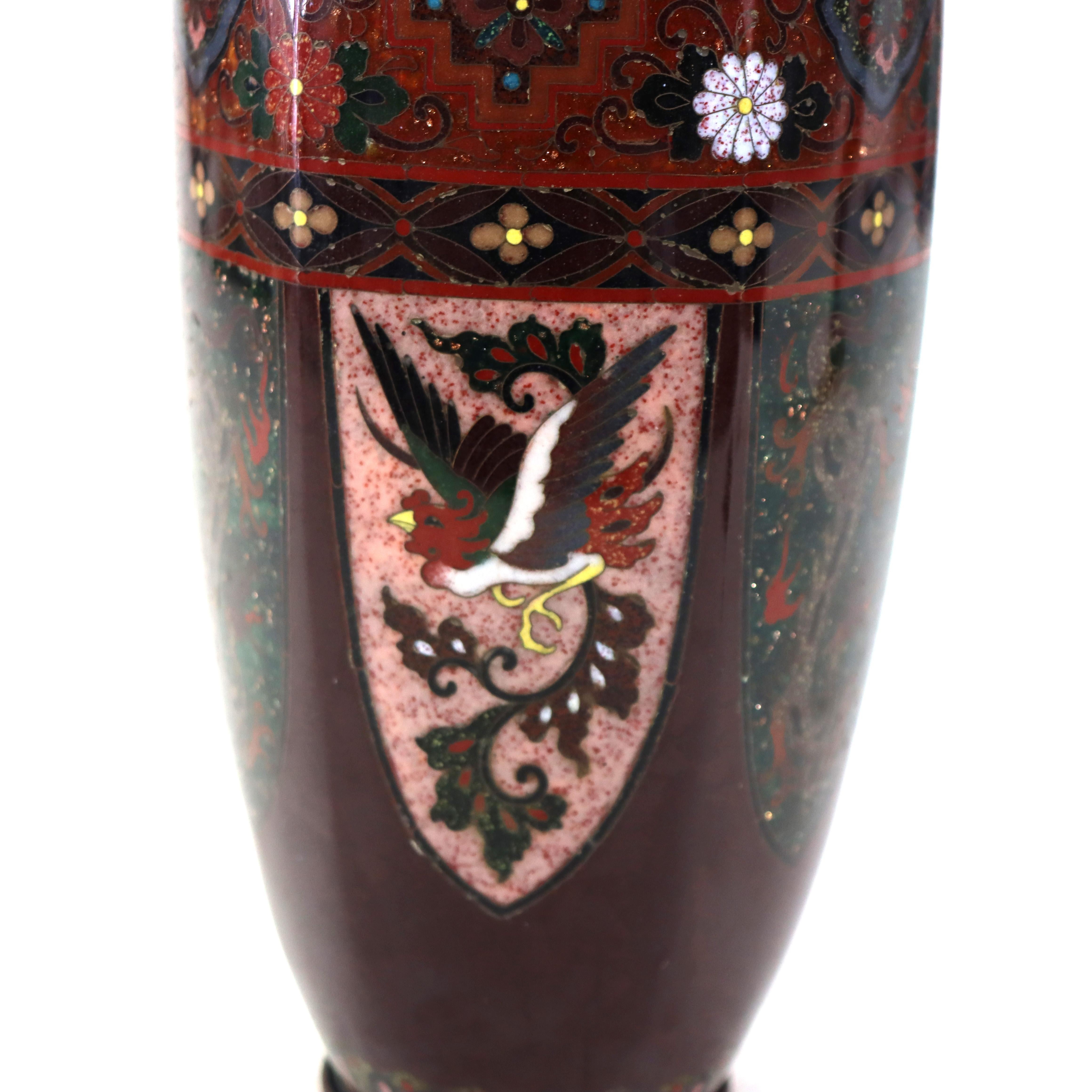 Jarrón antiguo de cloisonné con pájaro y decoración floral C1920.   
11