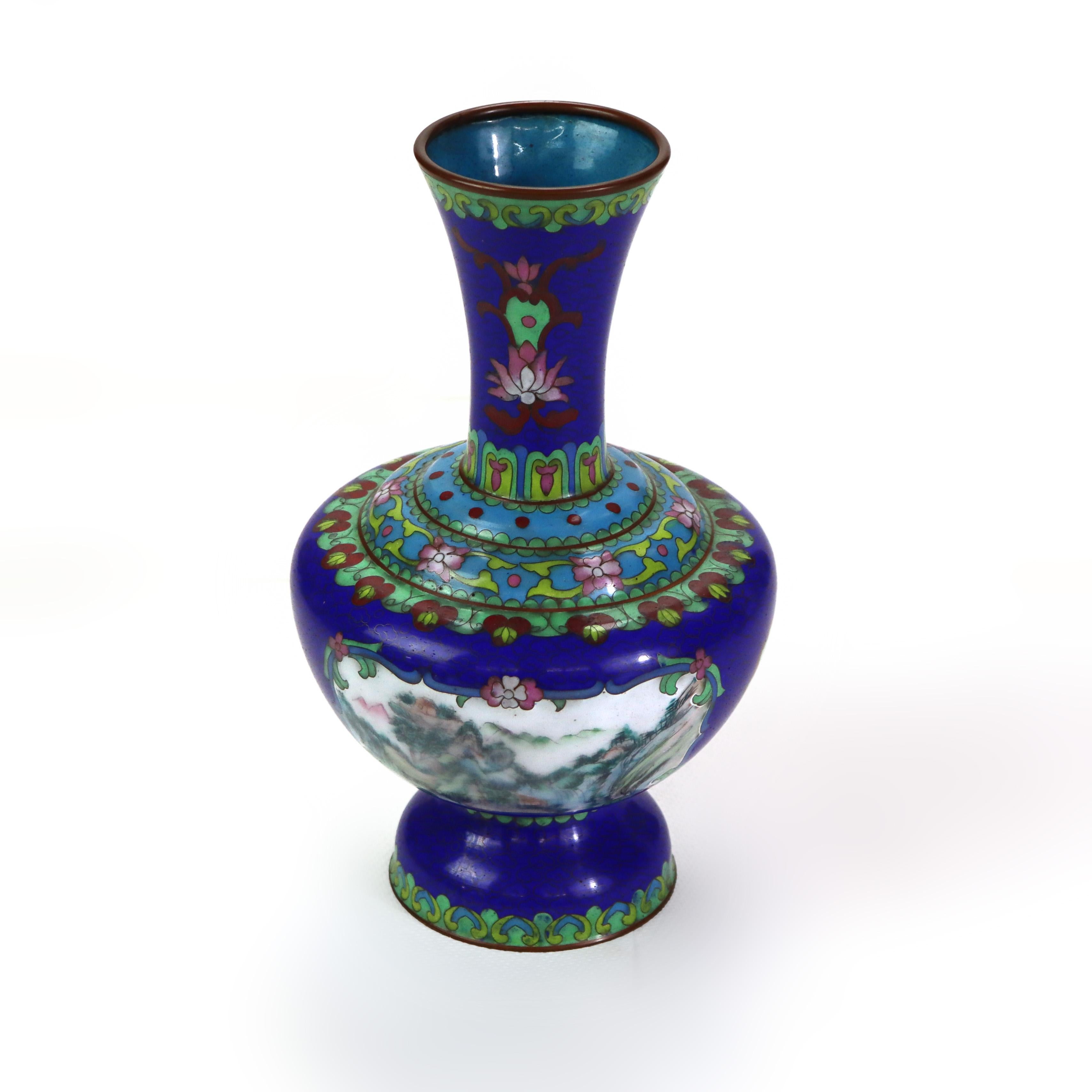 Vaso antico in cloisonne con scena di paesaggio ed elementi floreali C1920 In condizioni buone in vendita a Big Flats, NY