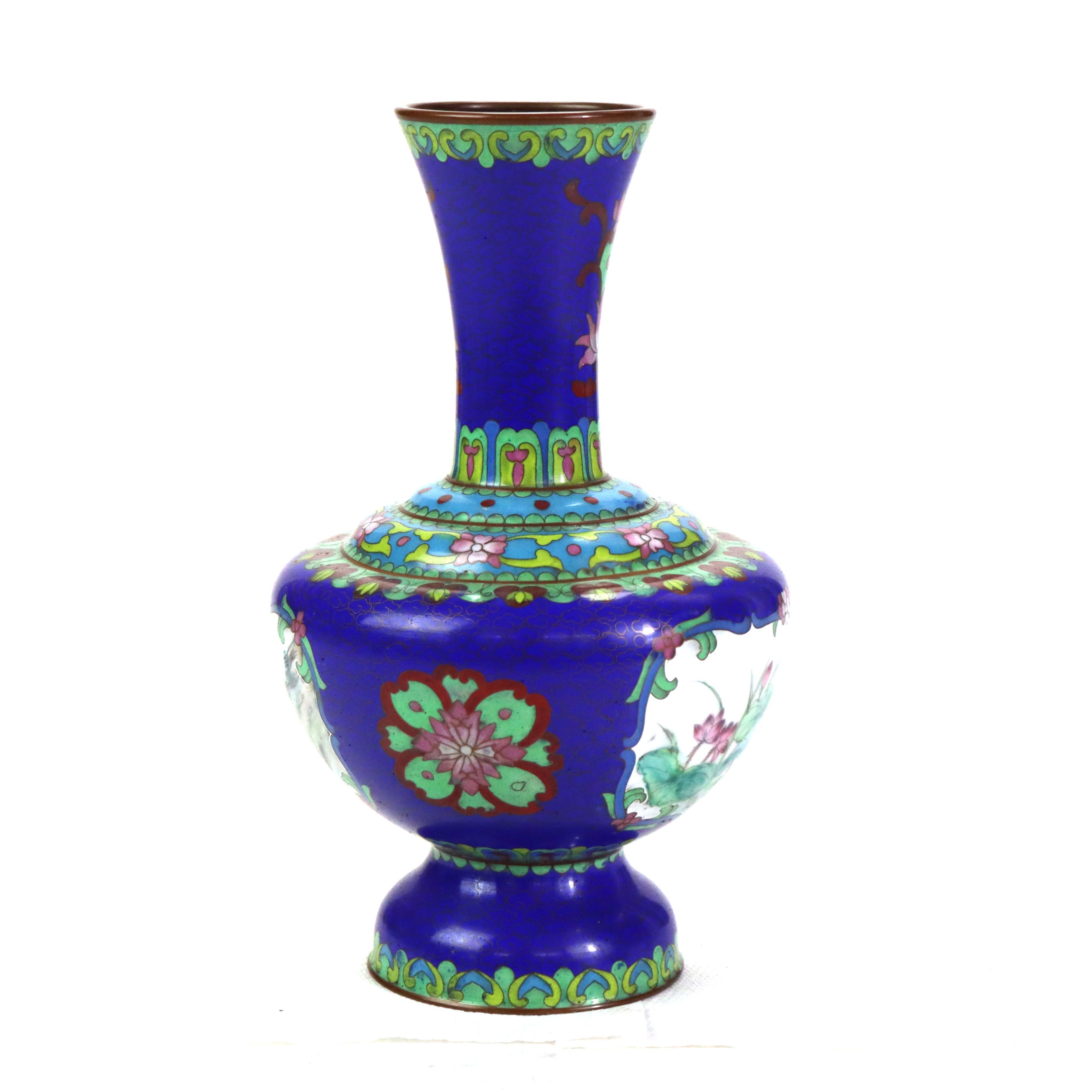 XX secolo Vaso antico in cloisonne con scena di paesaggio ed elementi floreali C1920 in vendita