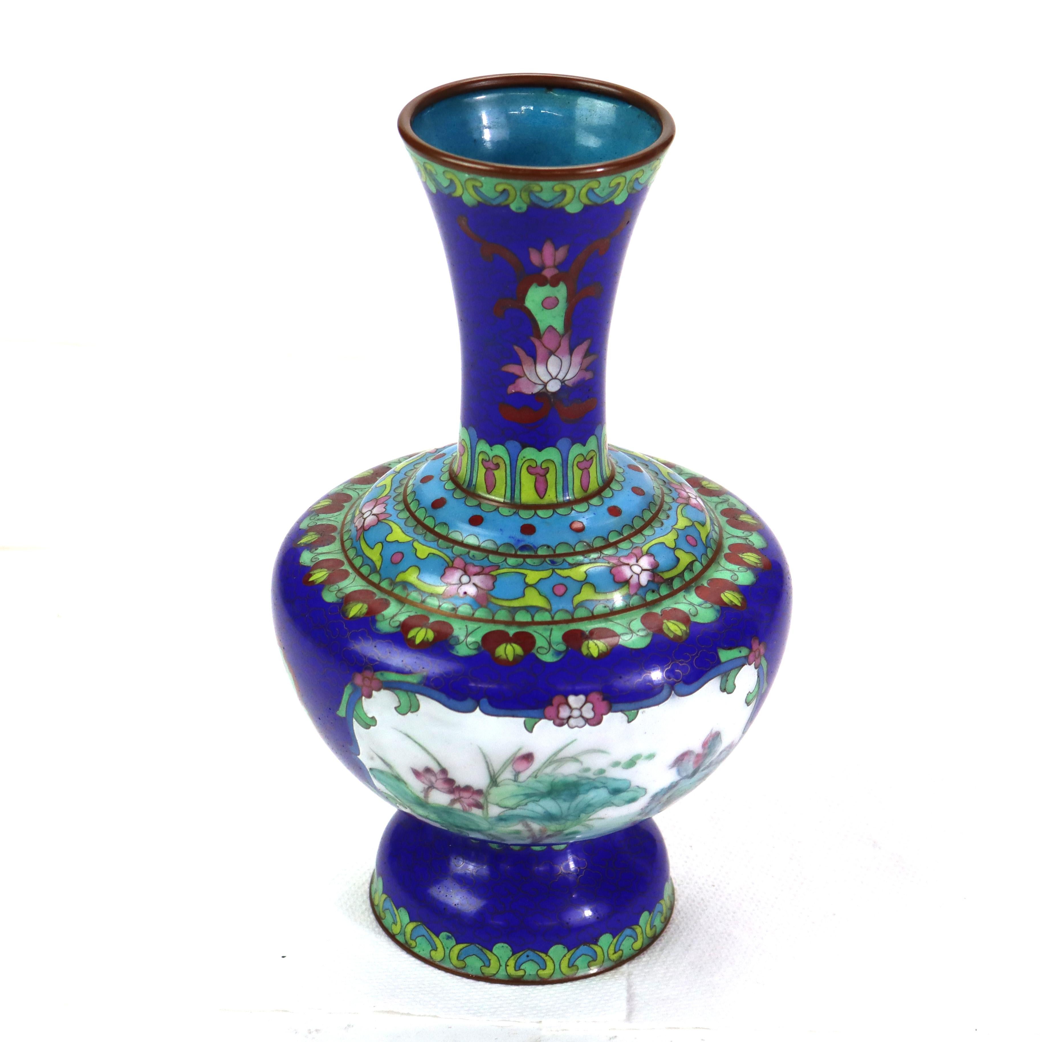 Metallo Vaso antico in cloisonne con scena di paesaggio ed elementi floreali C1920 in vendita