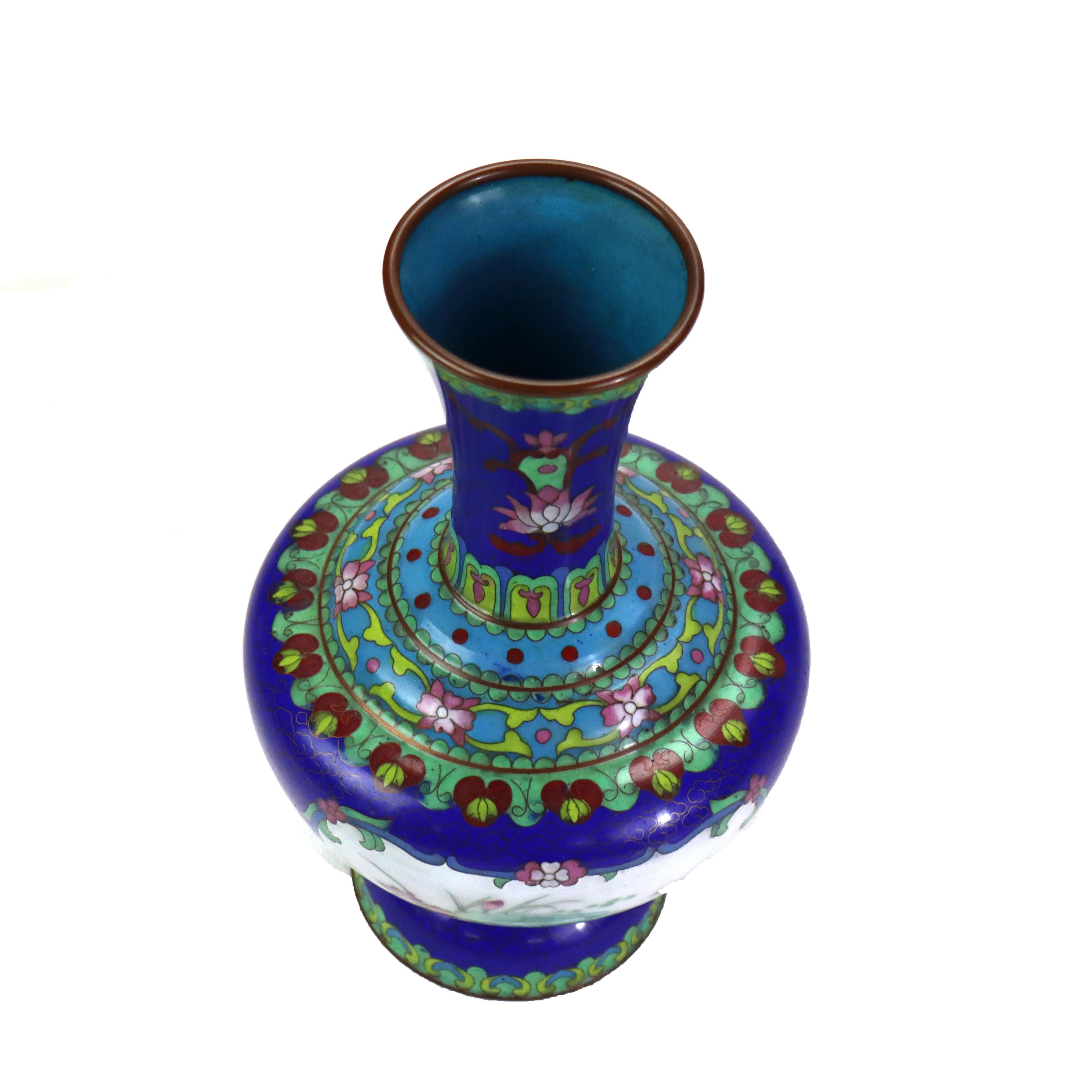 Vaso antico in cloisonne con scena di paesaggio ed elementi floreali C1920 in vendita 1