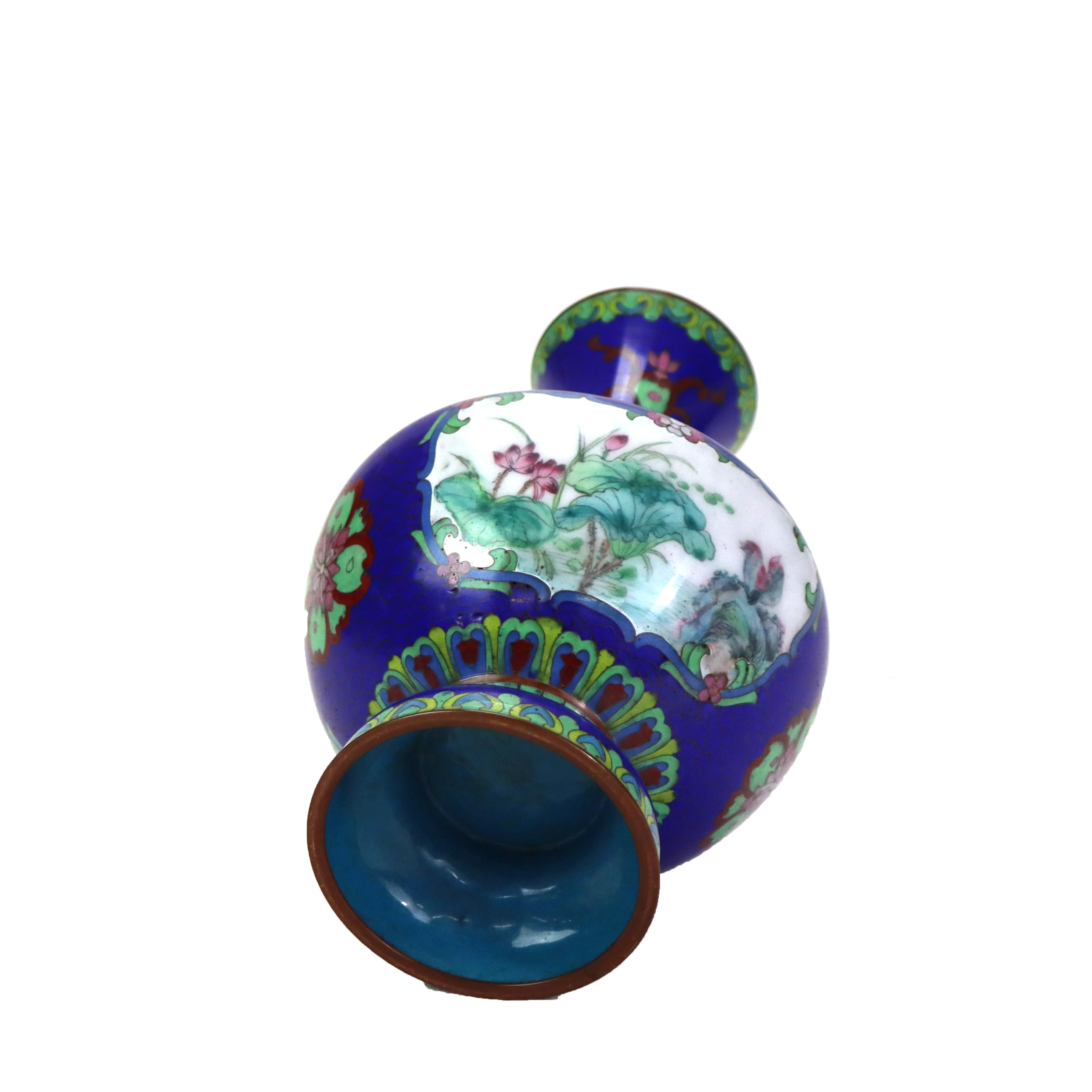 Vaso antico in cloisonne con scena di paesaggio ed elementi floreali C1920 in vendita 2