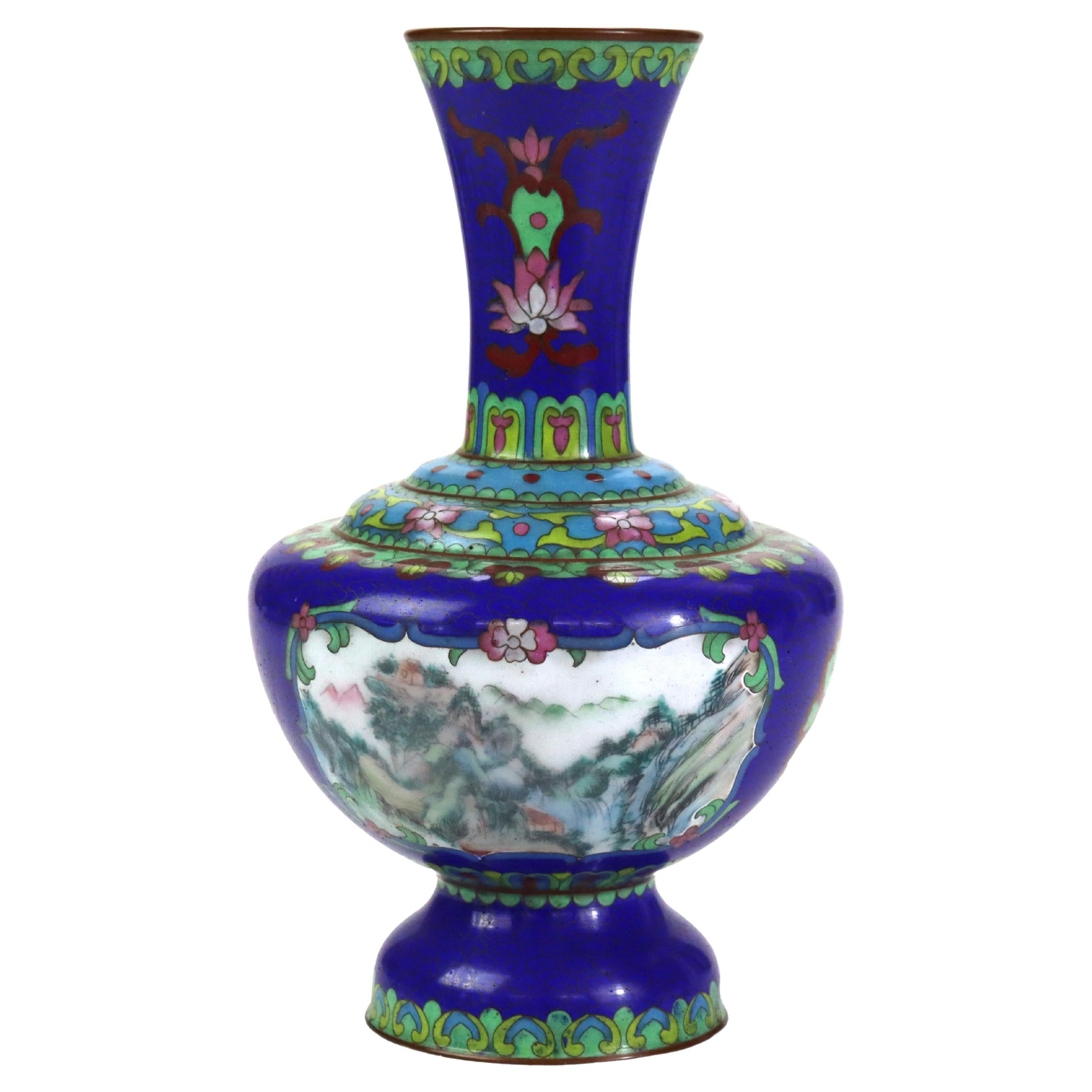 Jarrón antiguo de cloisonné con escena de paisaje y elementos florales C1920