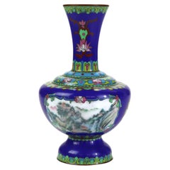 Jarrón antiguo de cloisonné con escena de paisaje y elementos florales C1920