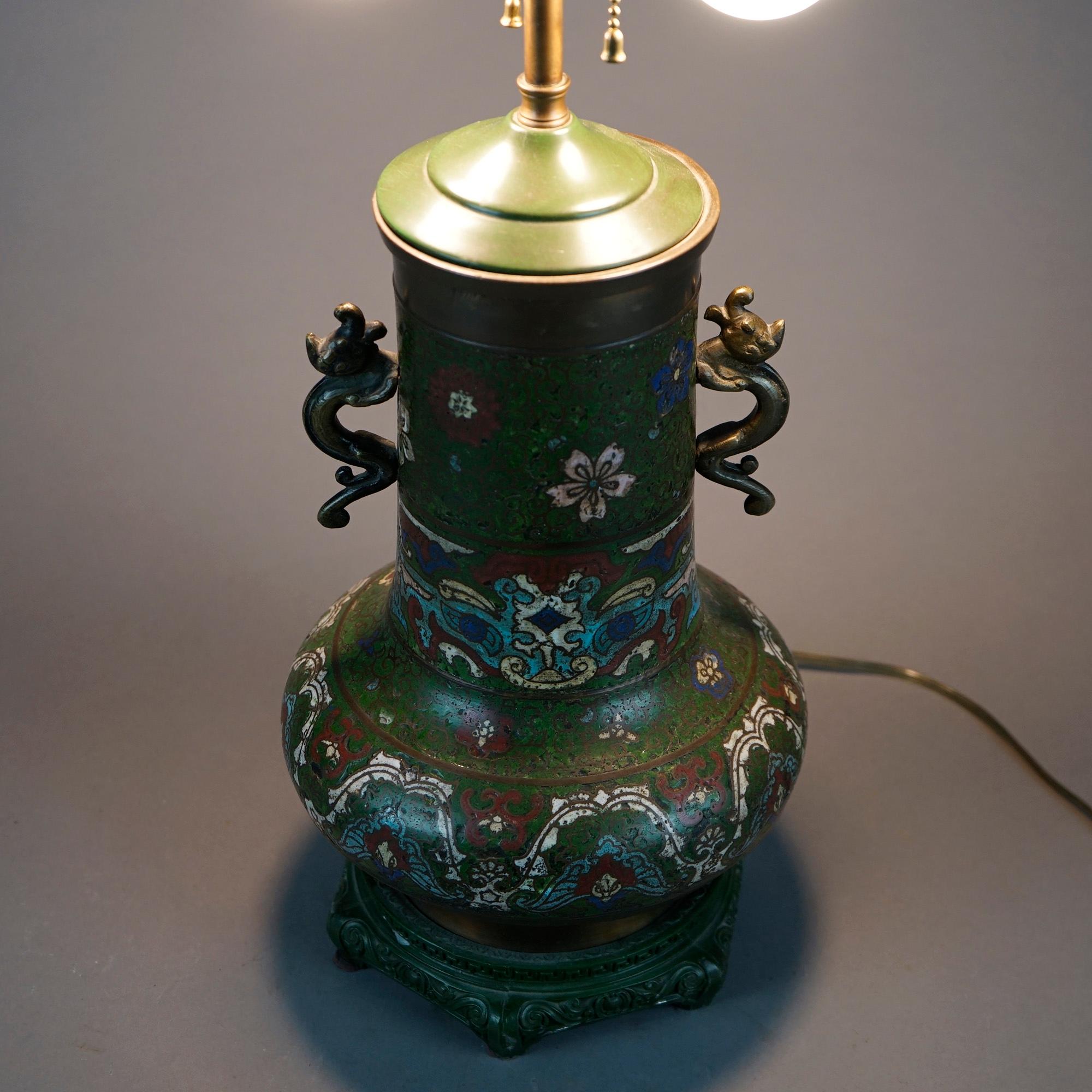 Antike emaillierte, figurale Cloissone-Gartenszene-Tischlampe, um 1920 im Angebot 5