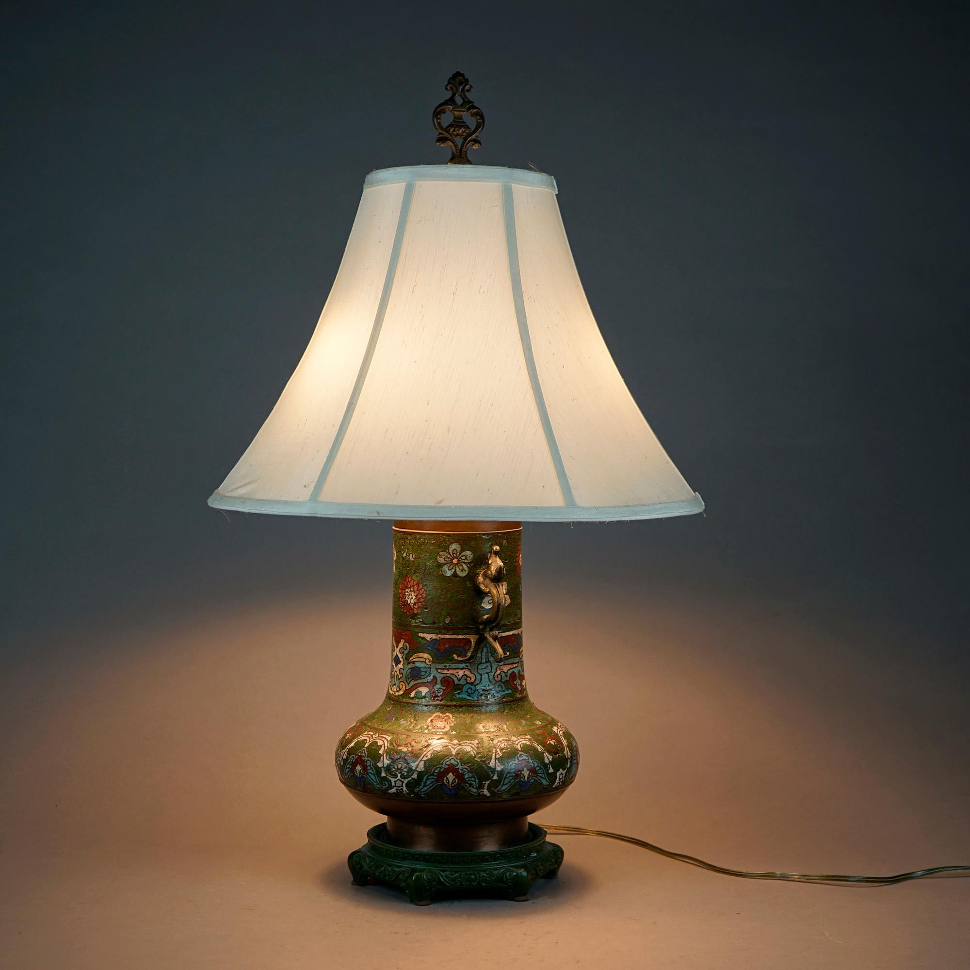 Antike emaillierte, figurale Cloissone-Gartenszene-Tischlampe, um 1920 (Cloisonné) im Angebot
