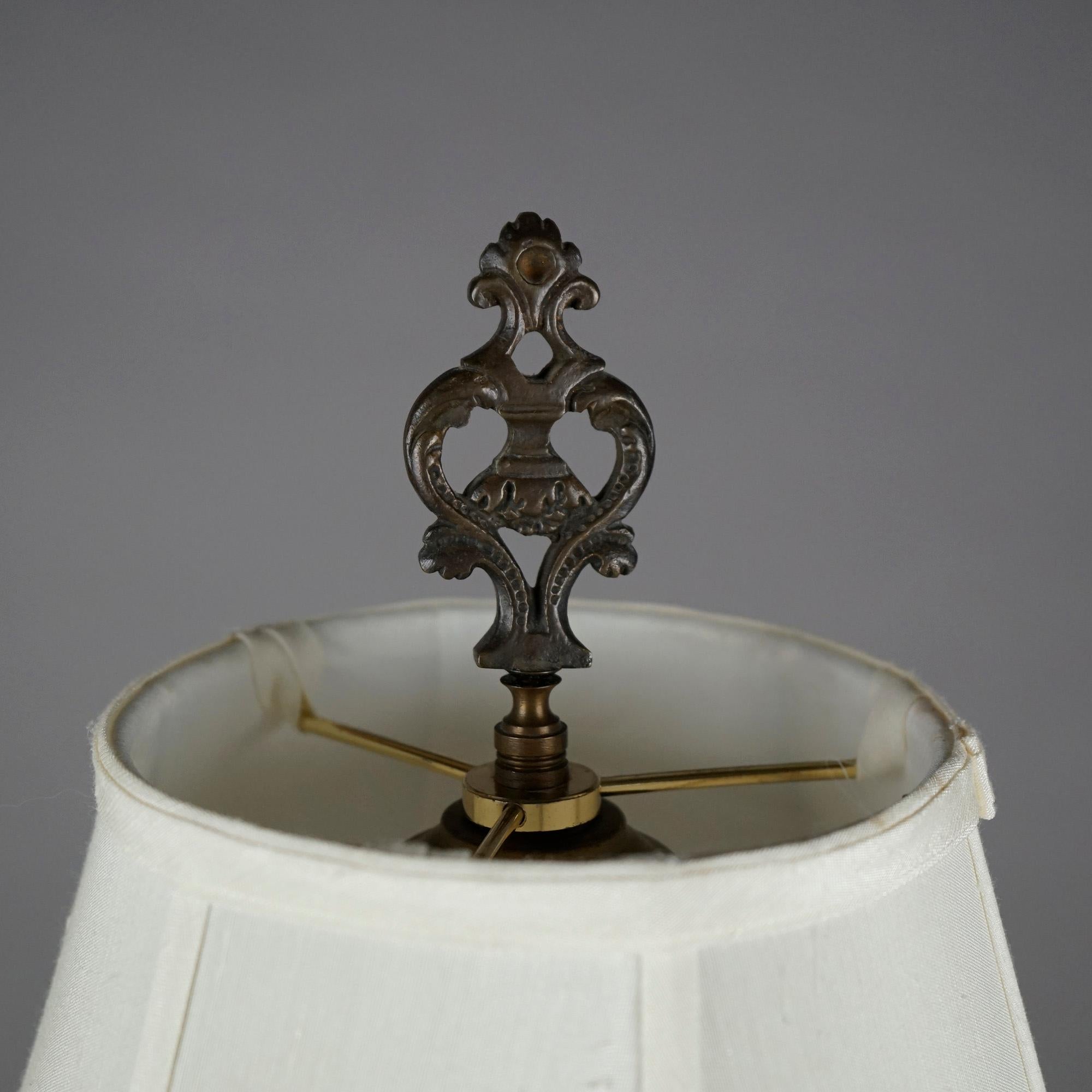 Antike emaillierte, figurale Cloissone-Gartenszene-Tischlampe, um 1920 (Metall) im Angebot