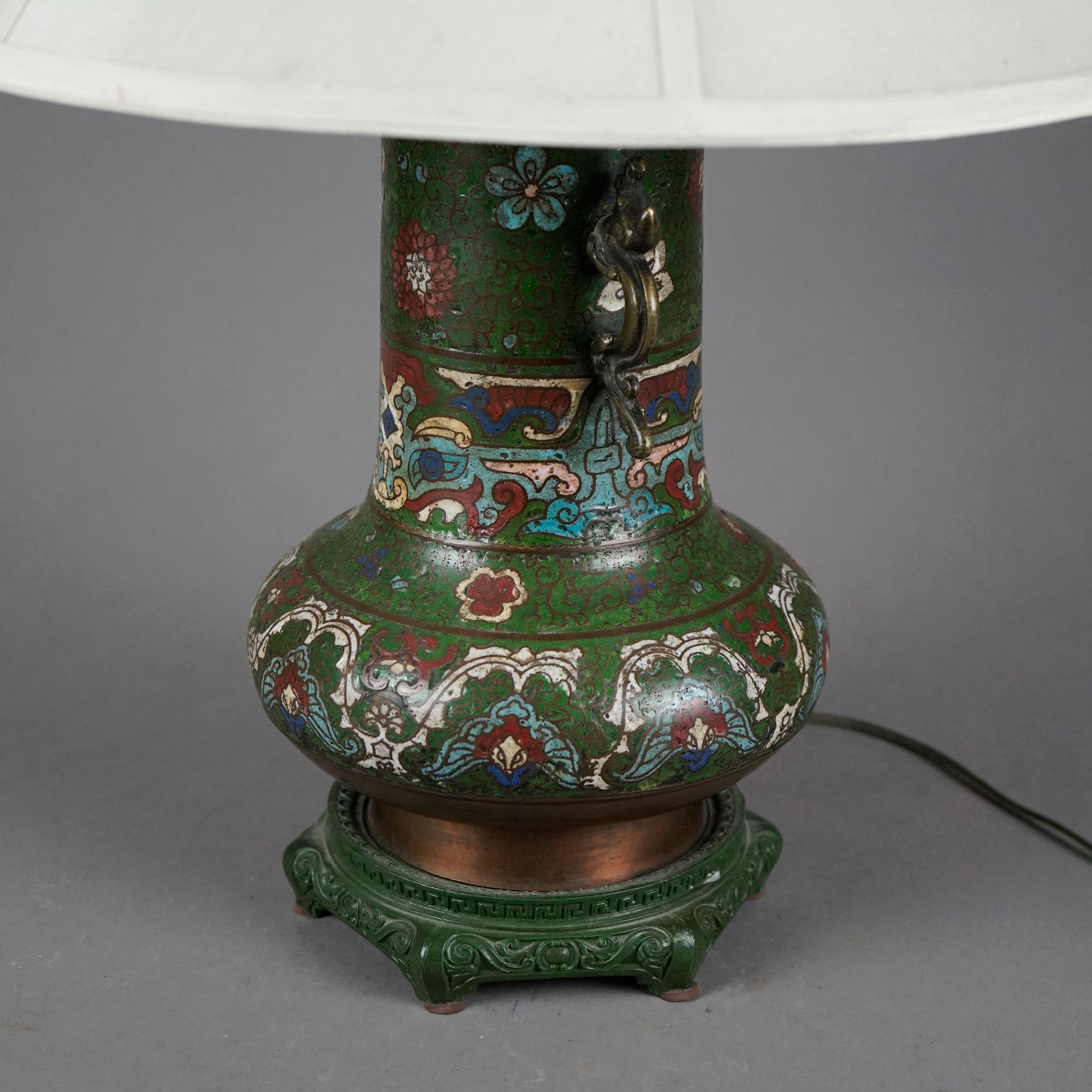 Antike emaillierte, figurale Cloissone-Gartenszene-Tischlampe, um 1920 im Angebot 1