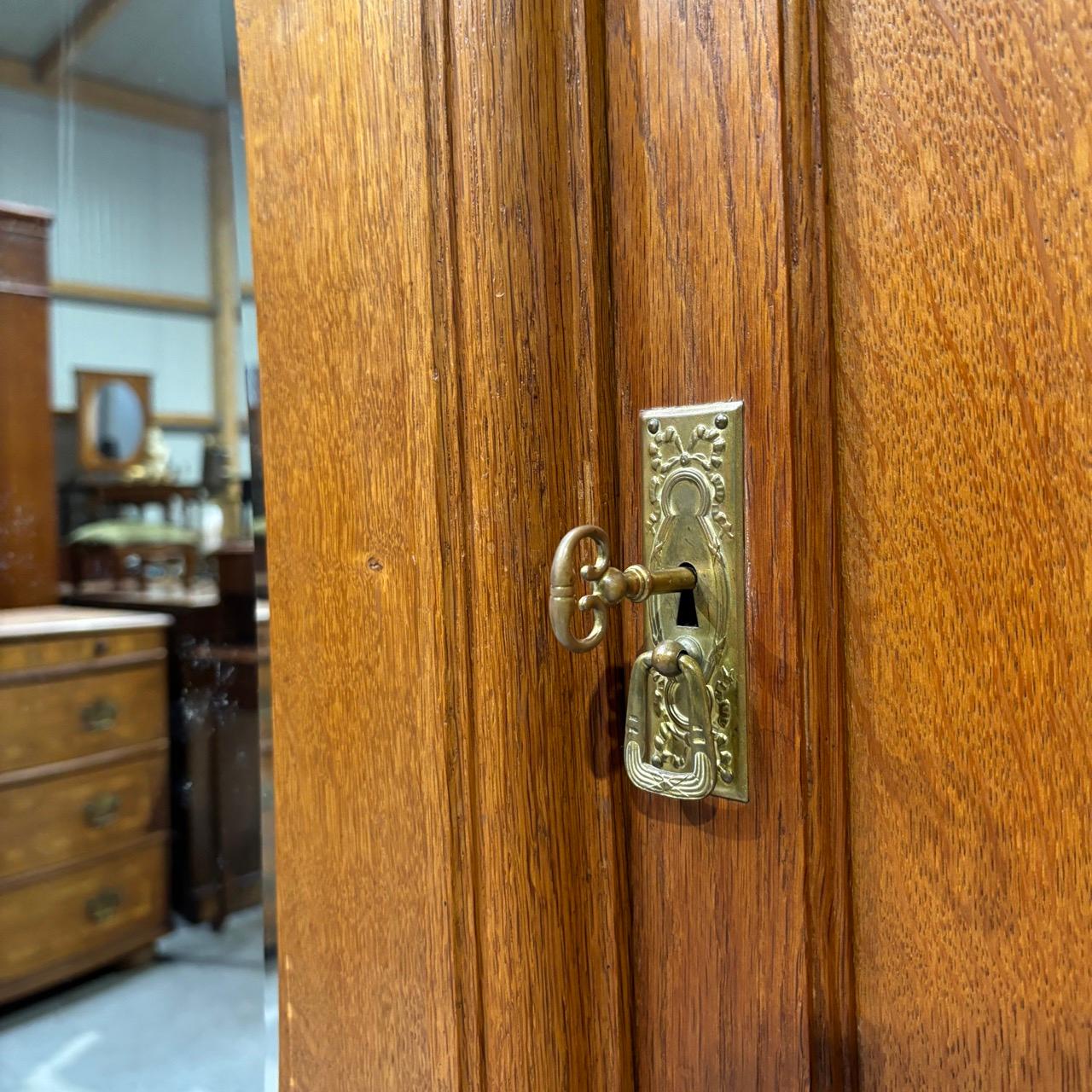Antiker Schrank  Jugendstil um 1900  Ovaler Spiegel mit Facettenschliff 12