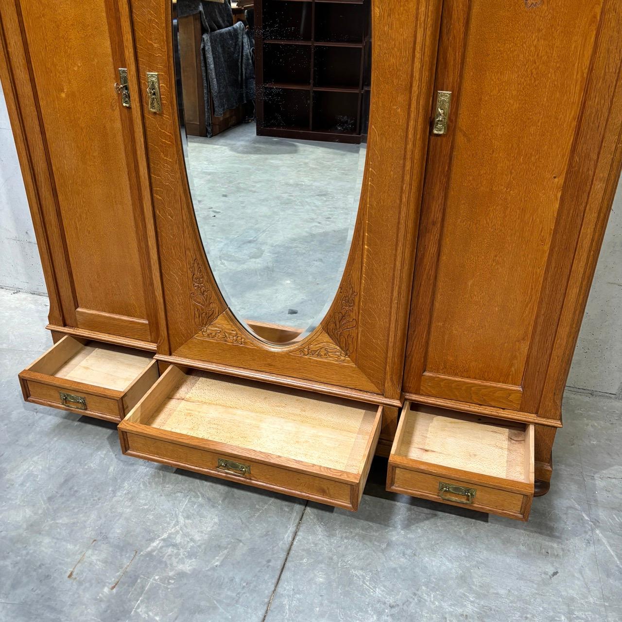 Antiker Schrank  Jugendstil um 1900  Ovaler Spiegel mit Facettenschliff 13
