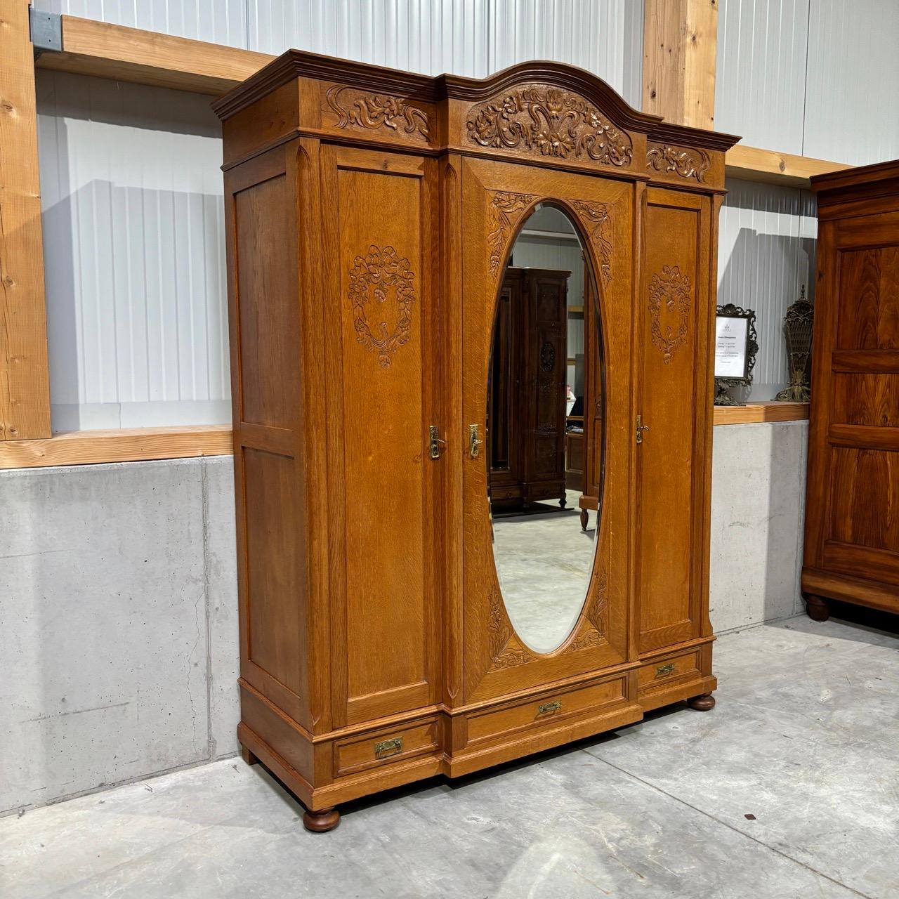 ✓ Reichlich Stauraum
✓ Robuste, nachhaltige Konstruktion
✓ Klassisches, zeitloses Design

Abmessungen:  B: 171cm H: 218cm T: 64cm

Artikel: Antiker Kleiderschrank  Großer Kleiderschrank
Artikel Nr.: 1059
Epoche: Frankreich, Art Nouveau um
