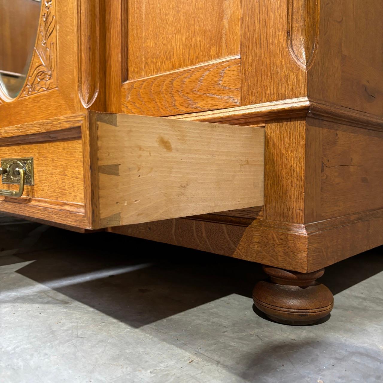 Antiker Schrank  Jugendstil um 1900  Ovaler Spiegel mit Facettenschliff 14