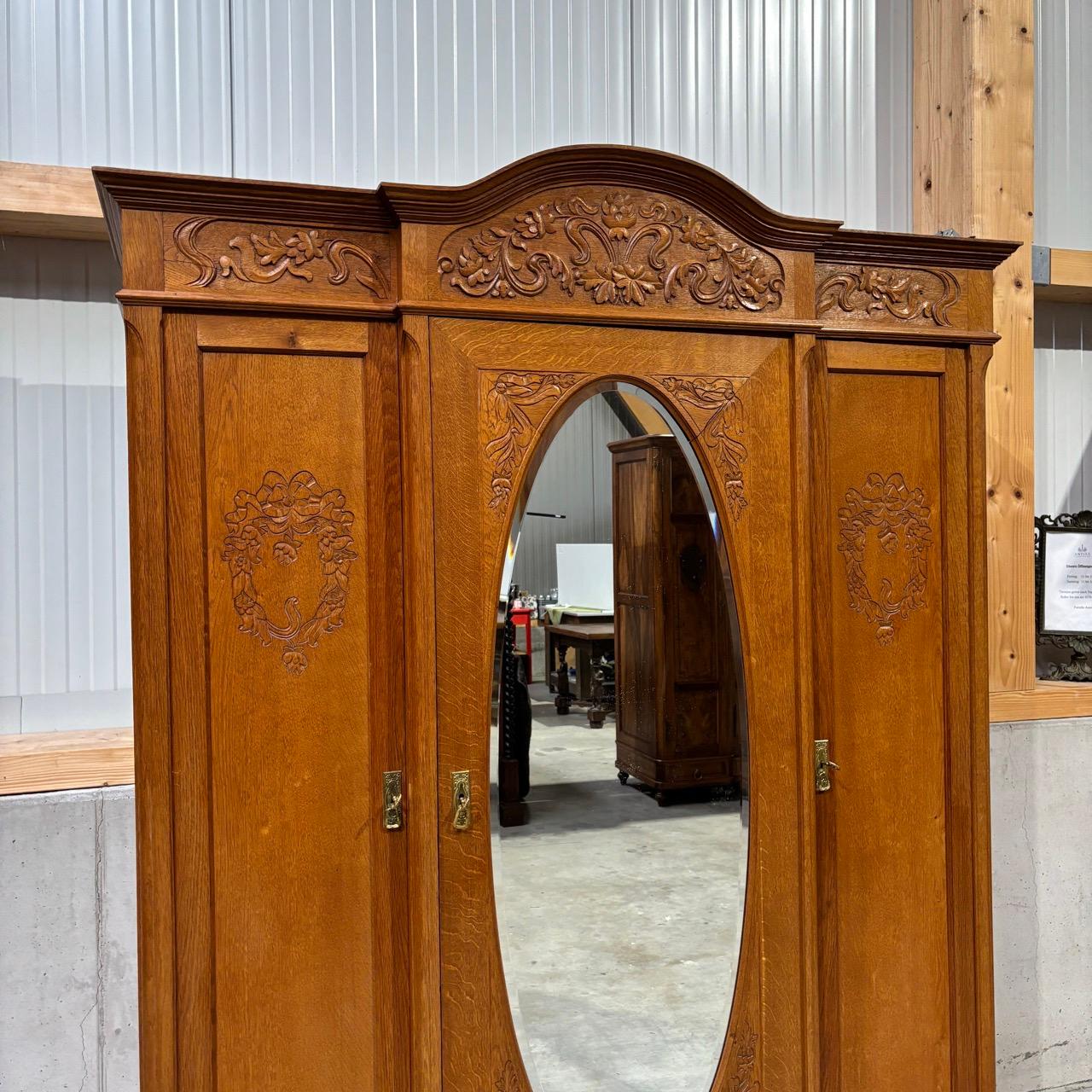 Antiker Schrank  Jugendstil um 1900  Ovaler Spiegel mit Facettenschliff (Art nouveau)