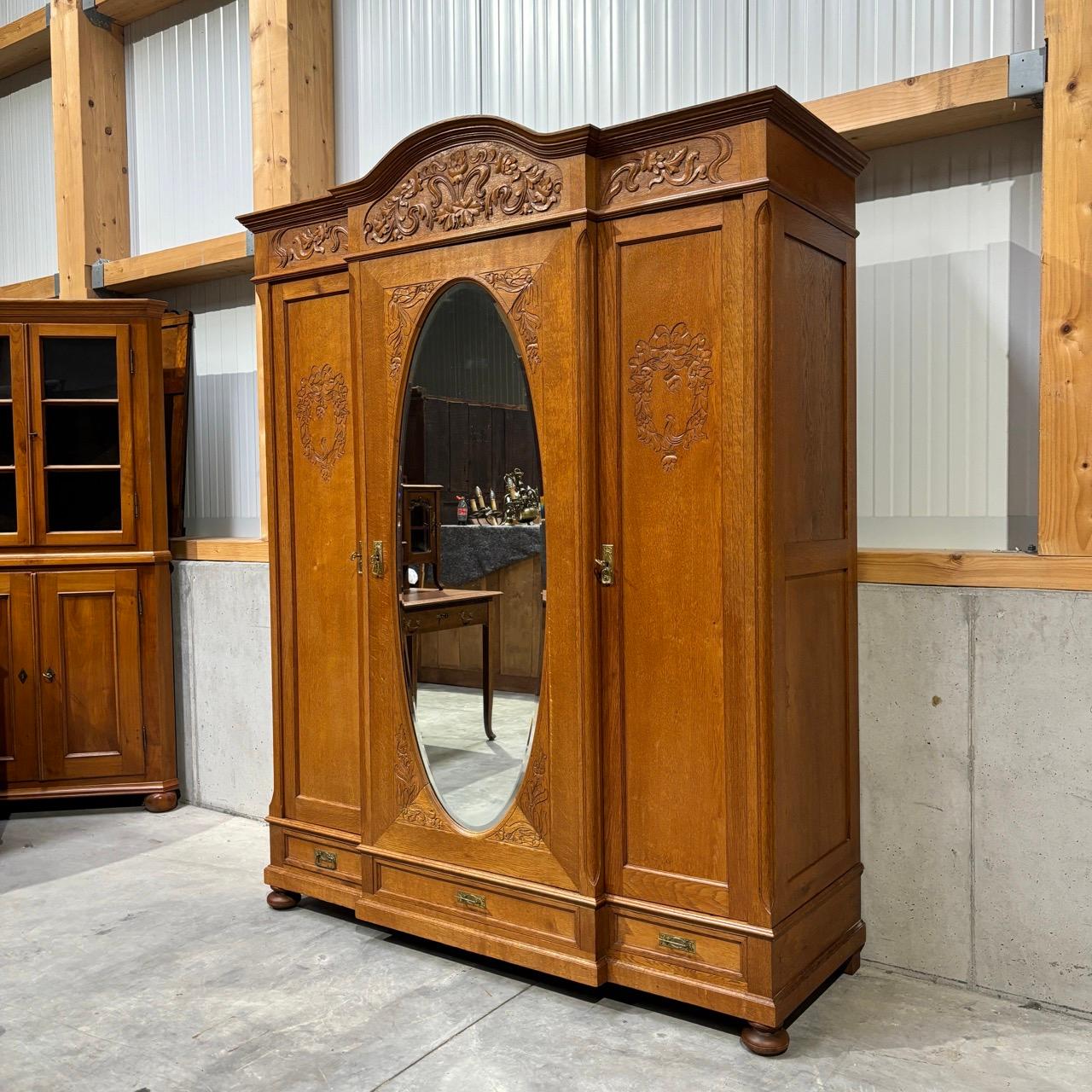 Antiker Schrank  Jugendstil um 1900  Ovaler Spiegel mit Facettenschliff (Französisch)