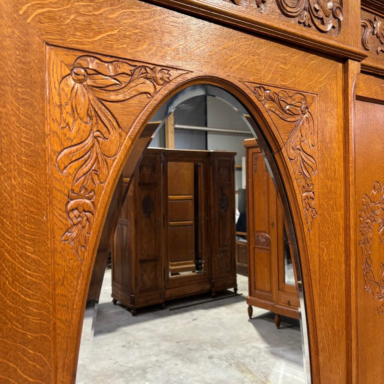Antiker Schrank  Jugendstil um 1900  Ovaler Spiegel mit Facettenschliff (Frühes 20. Jahrhundert)