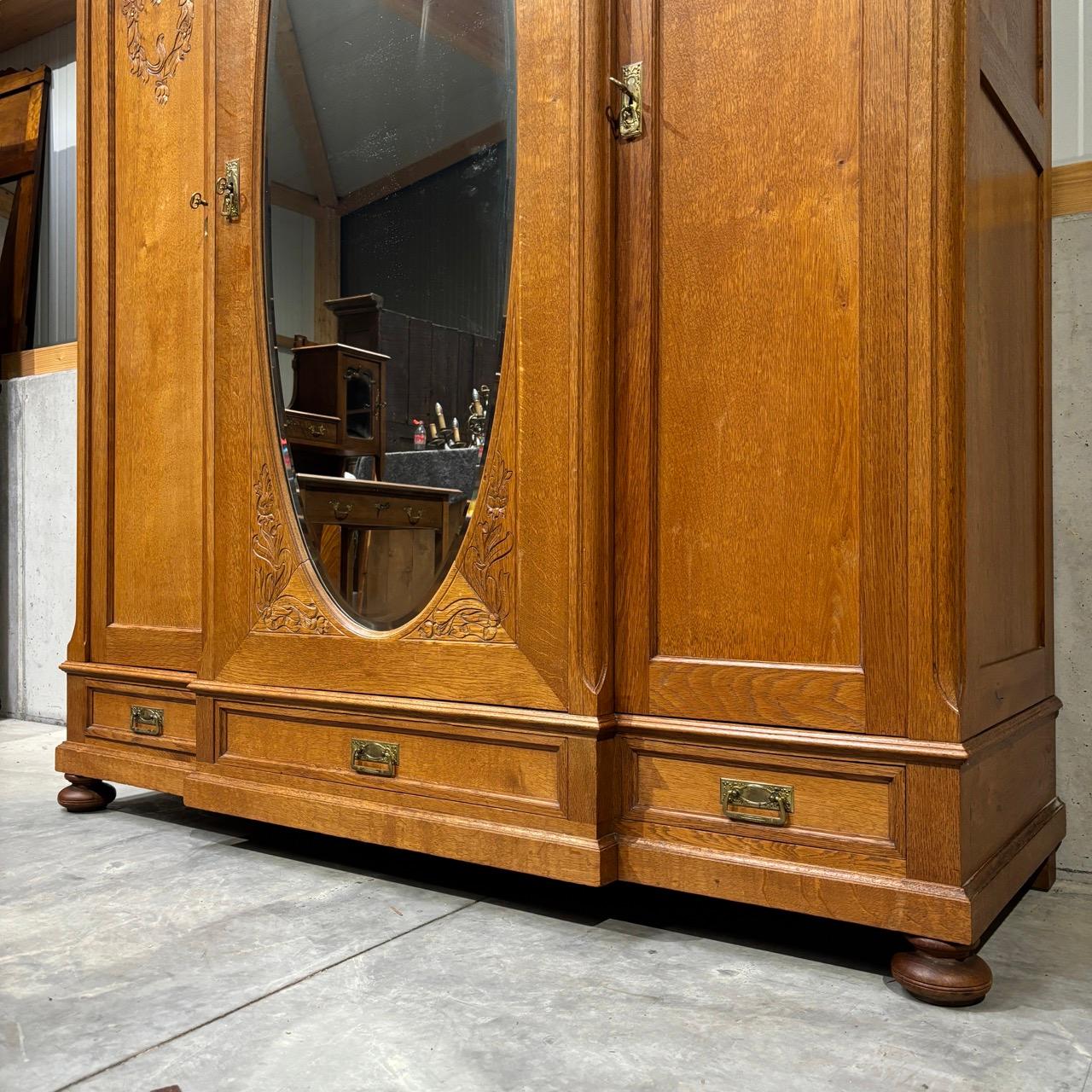 Antiker Schrank  Jugendstil um 1900  Ovaler Spiegel mit Facettenschliff 2