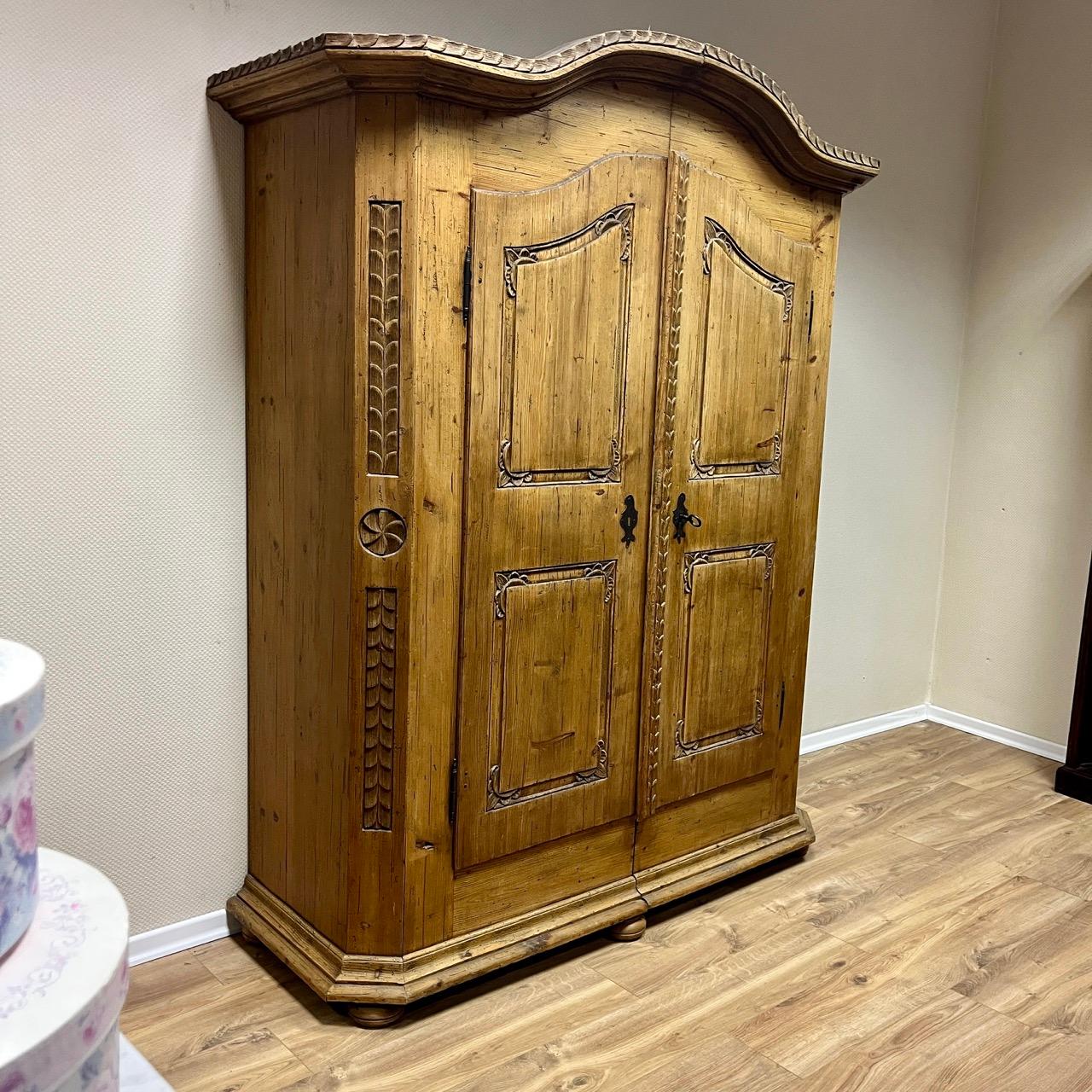 ✓ Impressive craftsmanship
✓ Easy to assemble & disassemble
✓ Expertise available

Dimensions: W: 168cm H: 206cm D: 64cm

Item: Antique closet
Item no.: 665
Epoch: Mid 19th century
Material: Softwood
Color: Natural
Condition: Top condition (20%