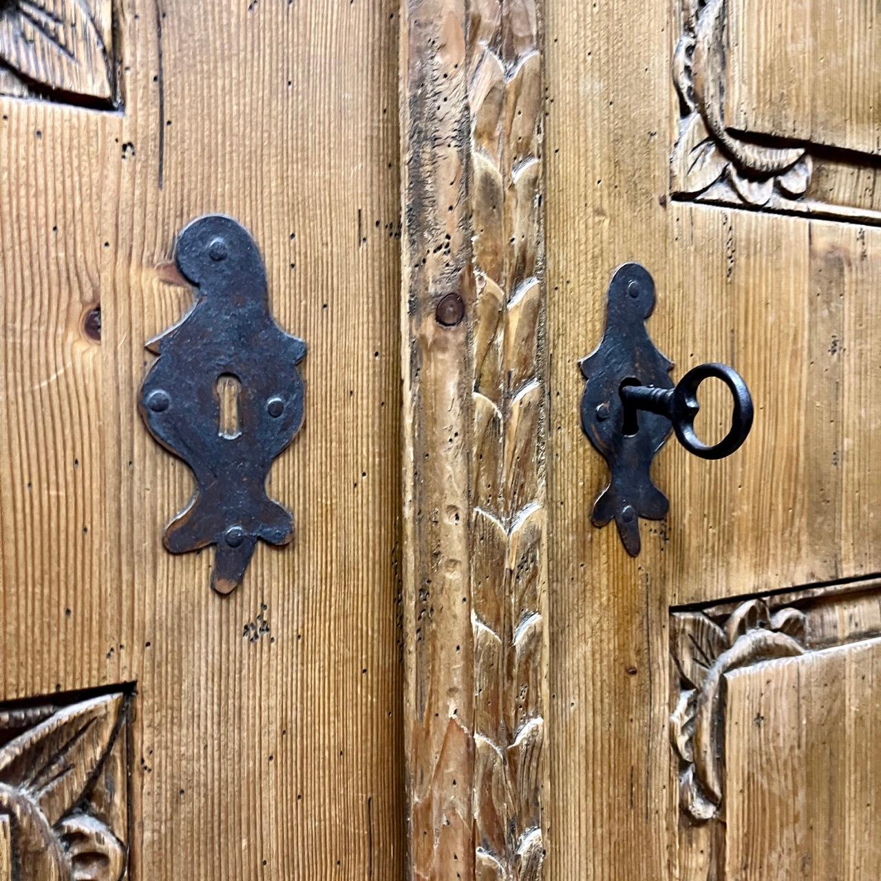 Antique closet  gusset (two-piece)  softwood In Good Condition In Würzburg, DE