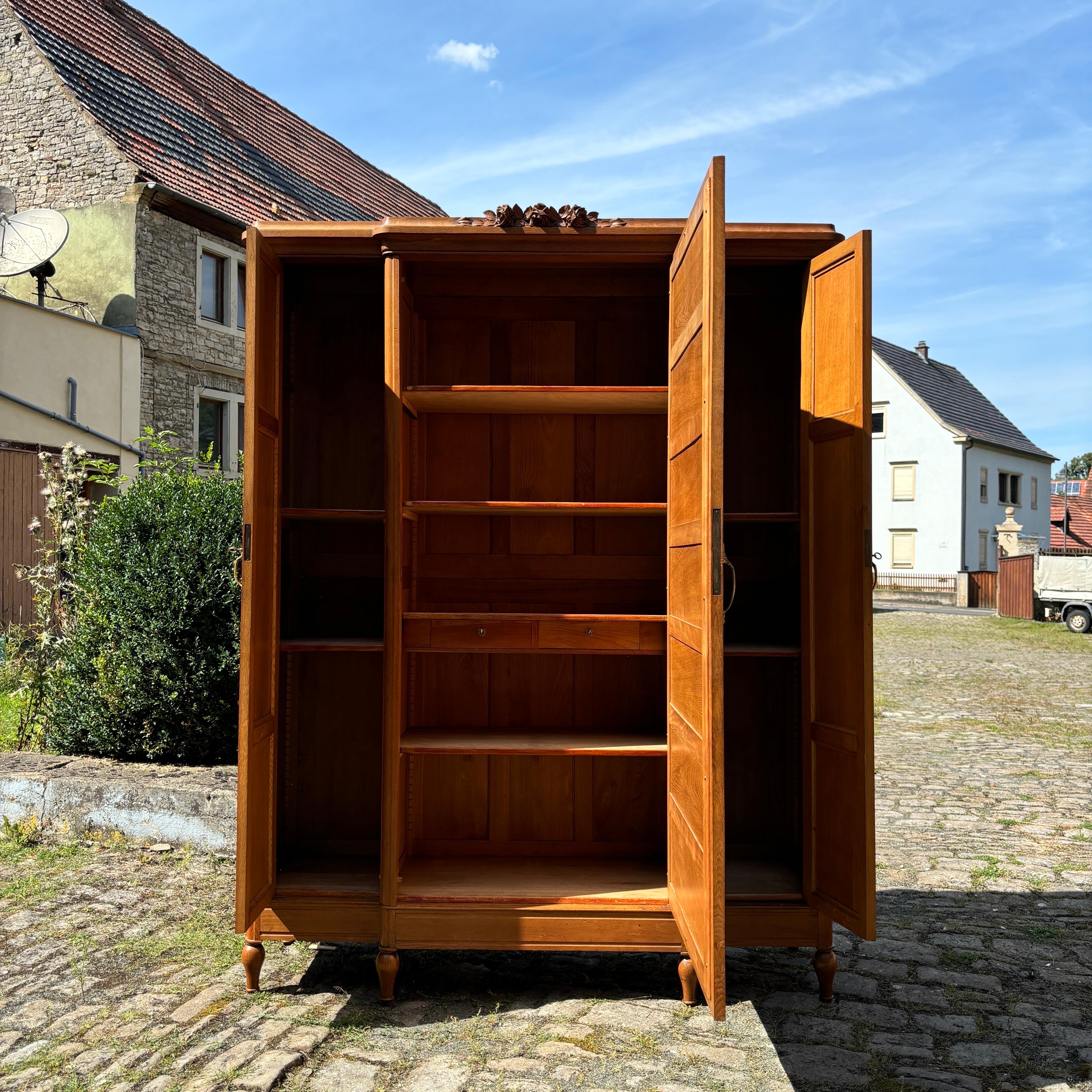 Antique closet  Paris around 1900  Solid oak  Top condition 2