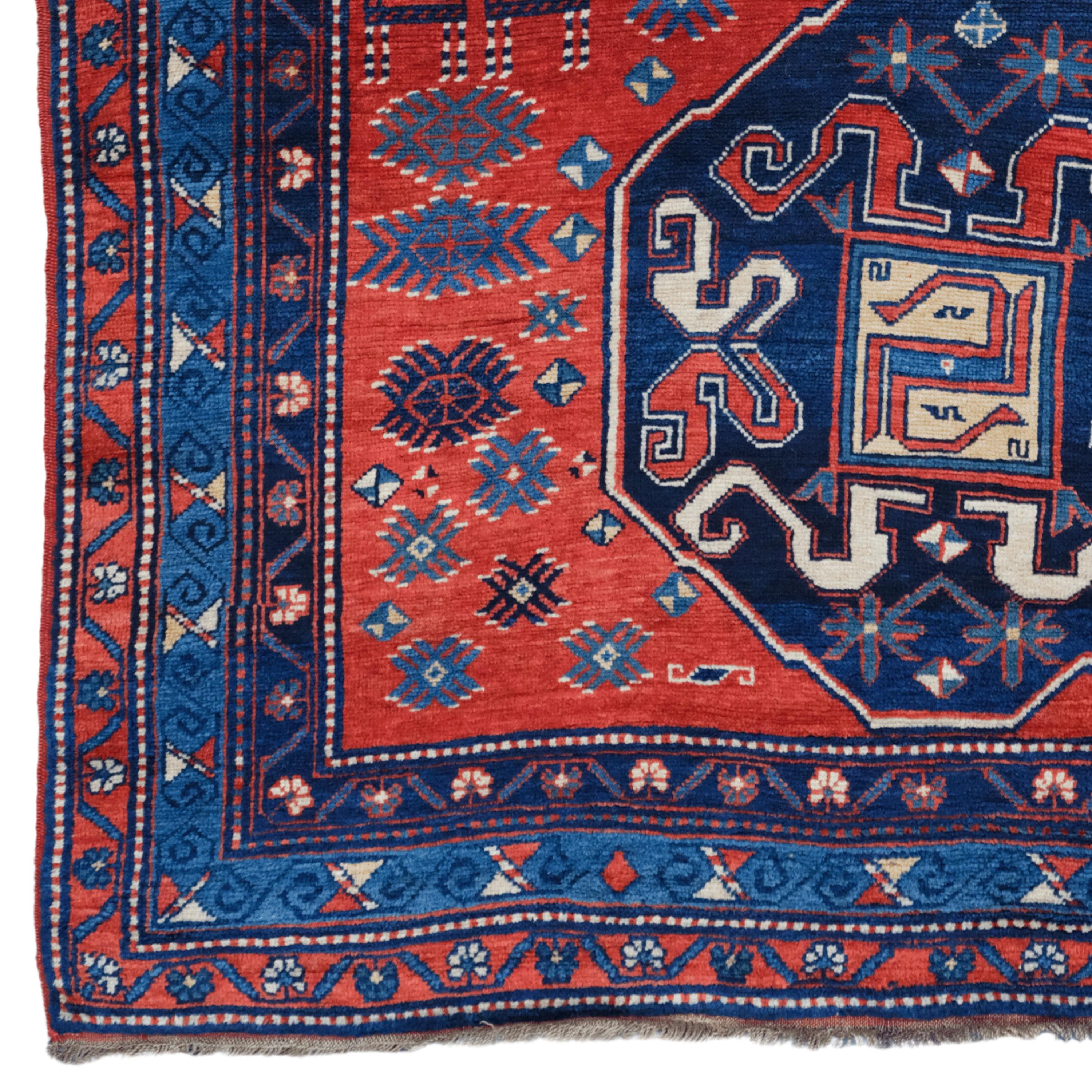 Dieser antike kaukasische Wolkenband-Teppich aus dem späten 19. Jahrhundert zeichnet sich durch seine satten Farben, sein kompliziertes Muster und seine handgewebte Kunstfertigkeit aus.

Muster und Farben: Dieser Teppich ist mit einem komplizierten