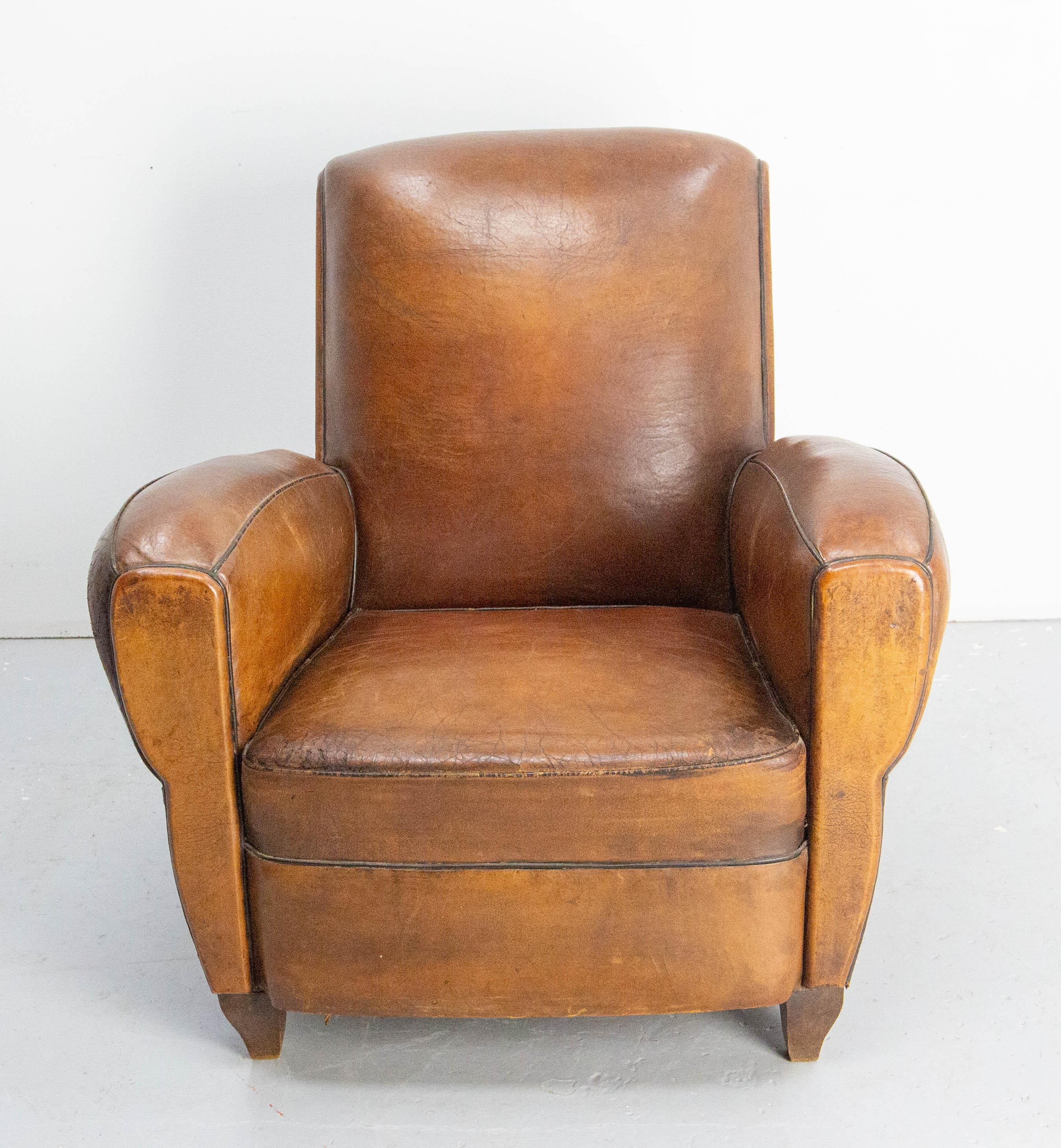 Fauteuil Clubsessel Französisch Art Deco, um 1920
Antiquität, 20. Jahrhundert,
Dieses Fauteuil hat Gebrauchsspuren, vor allem am äußeren Rand des Kissens (siehe Fotos), die ihm seine Authentizität verleihen.
Solide und solide.
Sehr bequem.